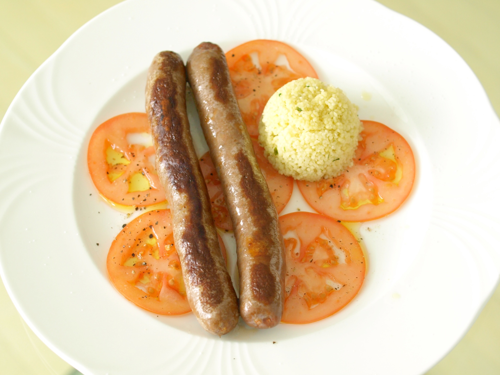 Merguez mit Couscous auf Tomatencarpaccio