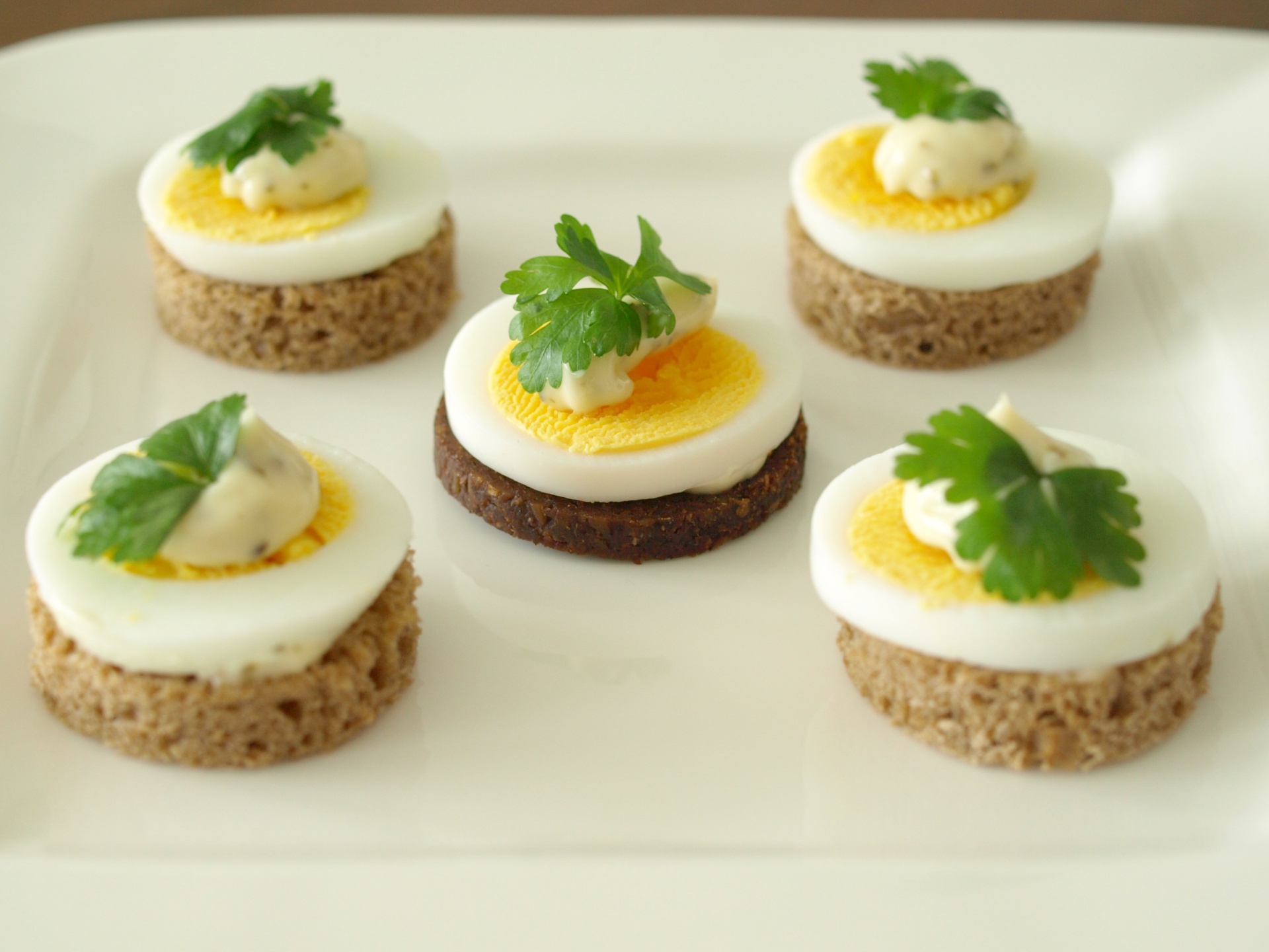 Pumpernickeltaler mit Ei und Remoulade