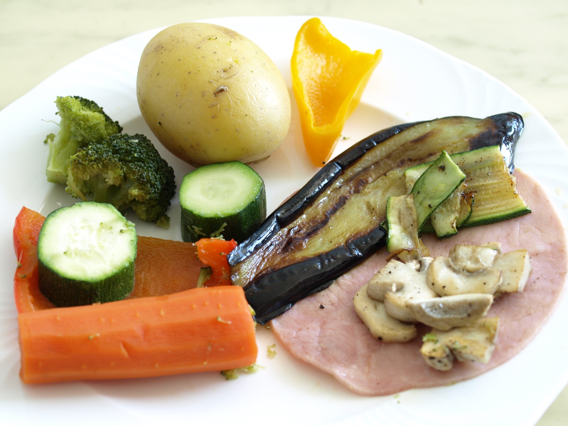 Gemseteller mit Schinkenscheibe und
              Gorgonzolasauce
