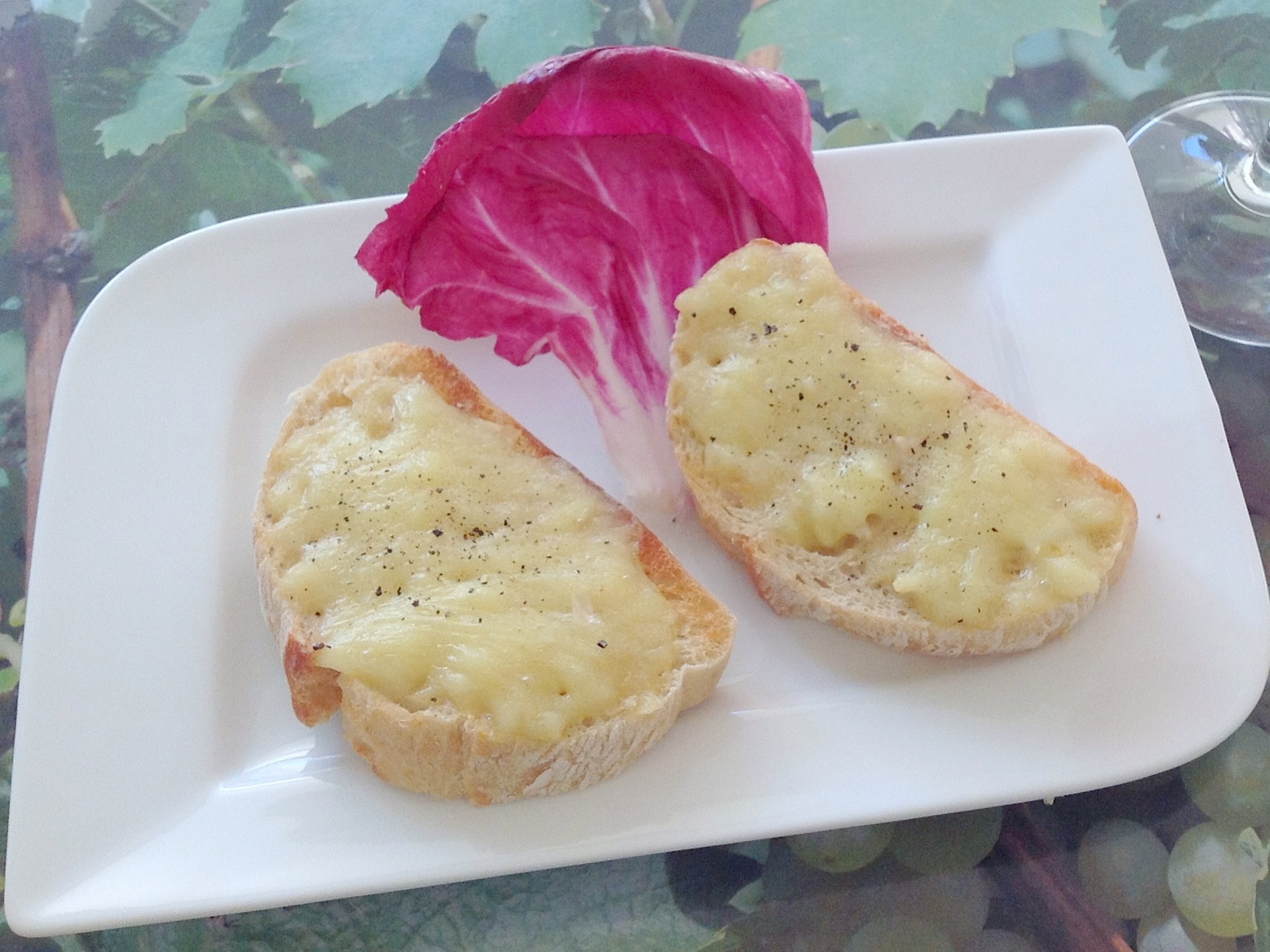 Crostini mit geschmolzenem Camembert und
              Calvados