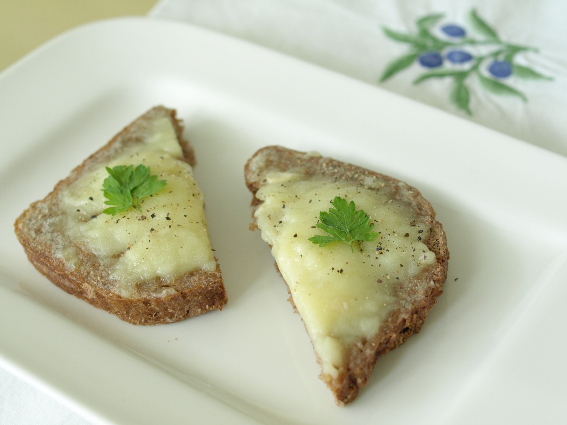 Roggenbrot mit geschmolzenem Cognac-Camembert