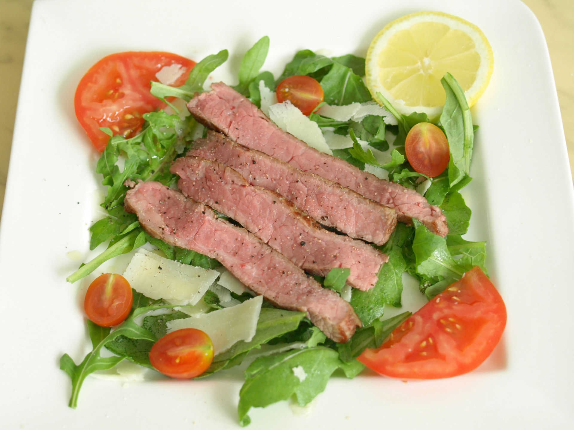 Rindersteakstreifen auf Rucola