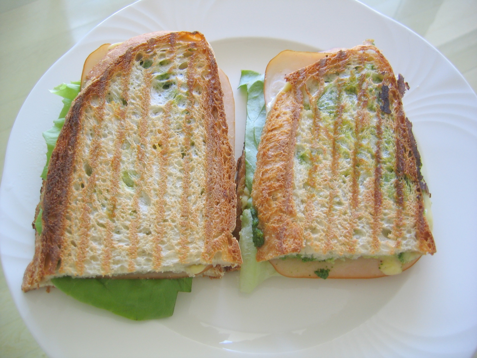 Panini mit Putenbrust, Pesto und Hummus