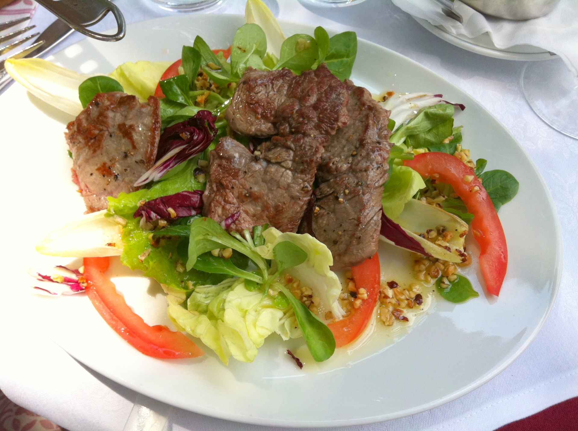 Rinderfilet auf Blattsalaten mit
              Nuss-Vinaigrette