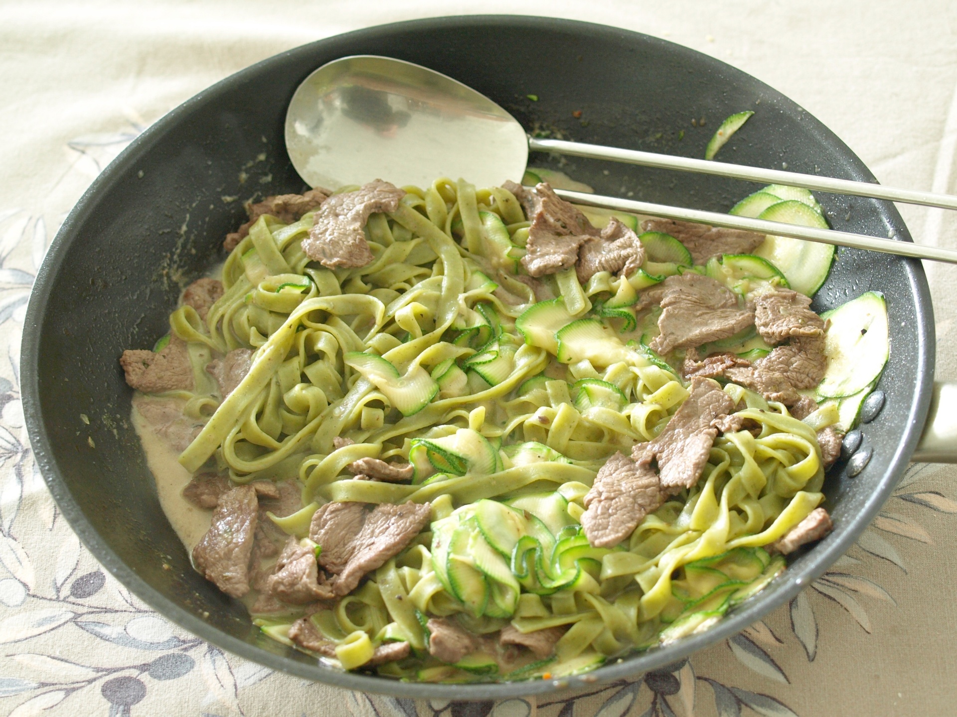 Grne Tagliatelle mit Rindergeschnetzeltem