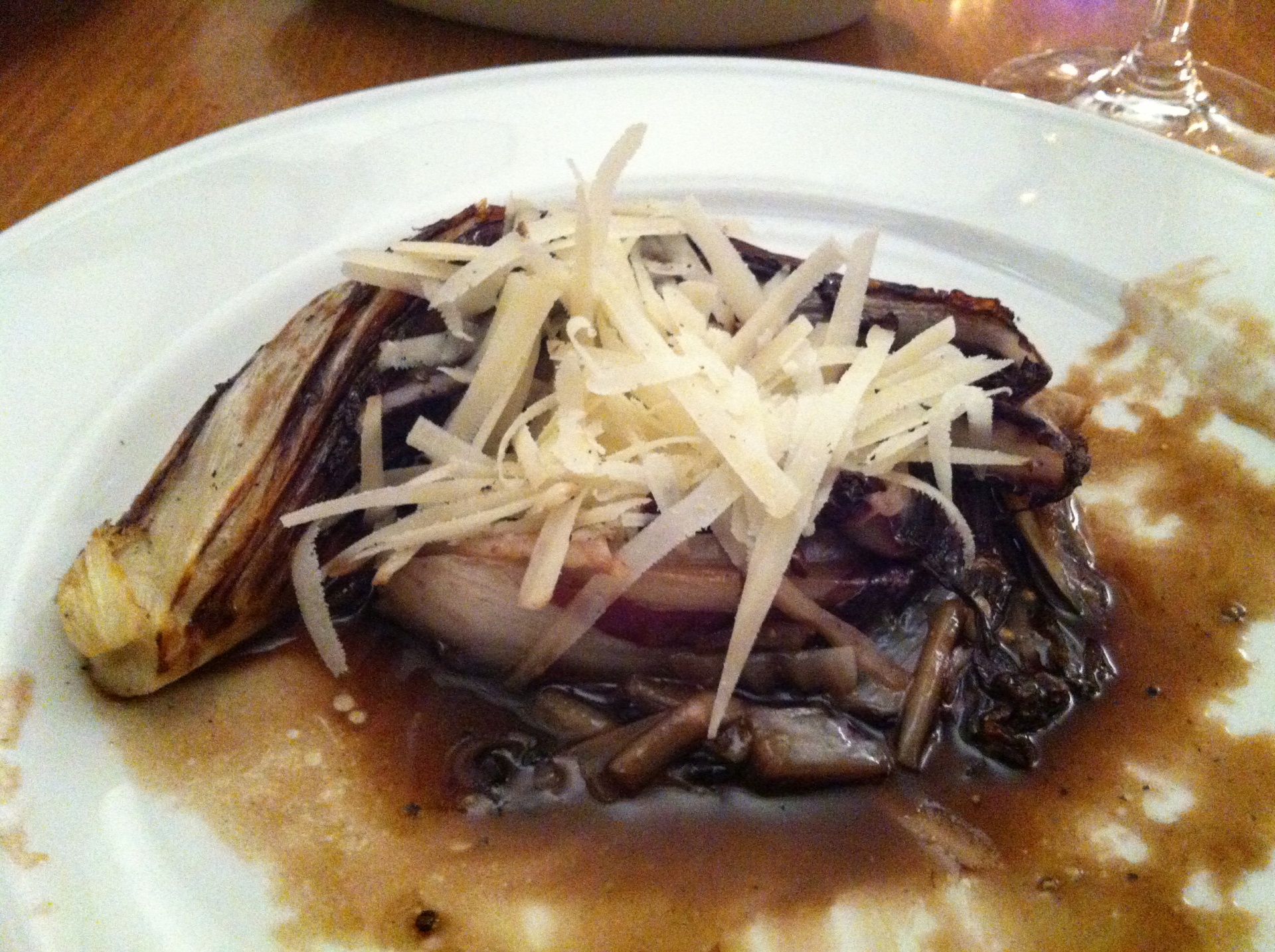 Gebratener Treviso mit Parmesan und
              Balsamico-Sauce