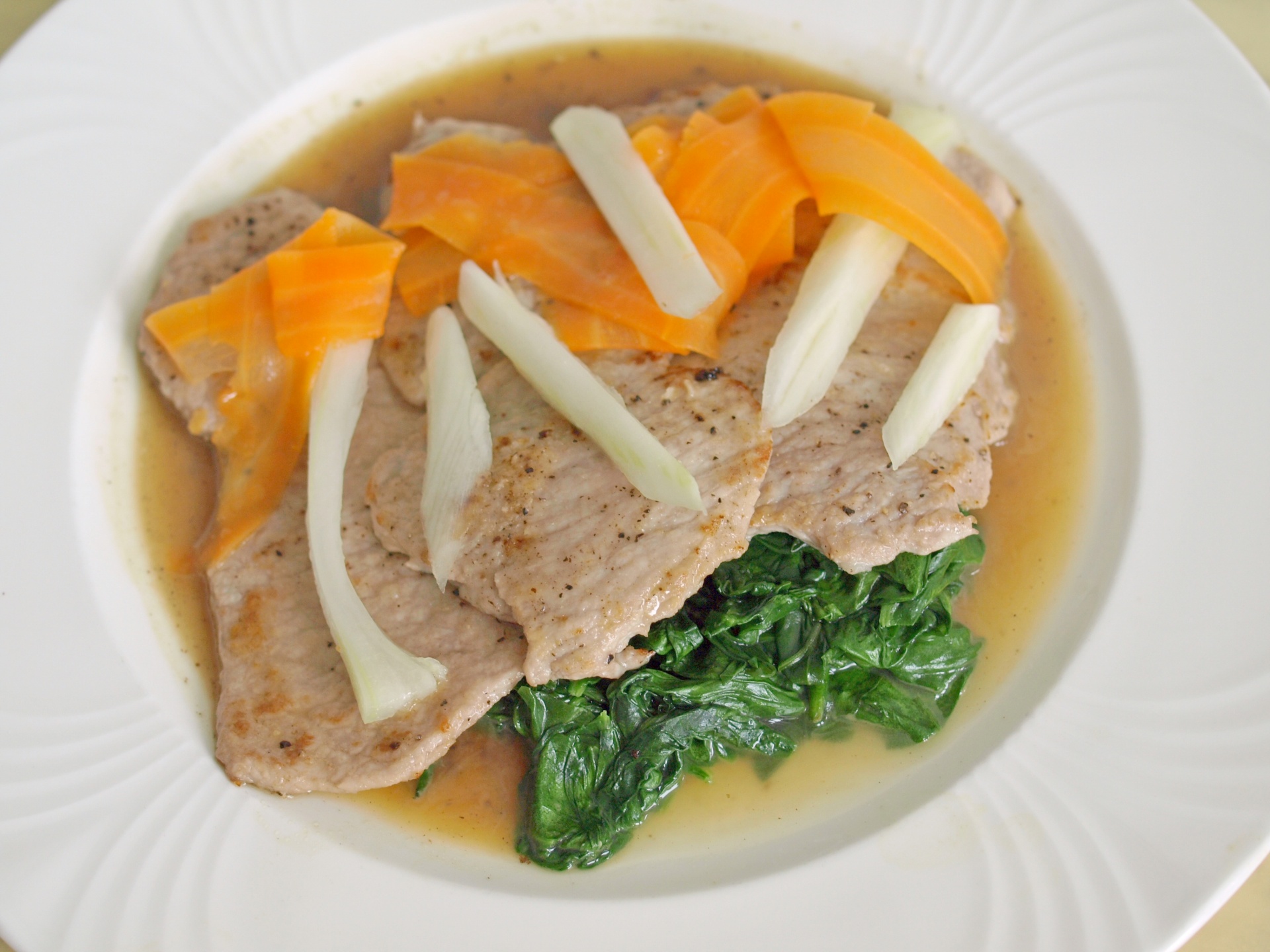 Kalbsschnitzel auf Blattspinat mit mariniertem
              Fenchel