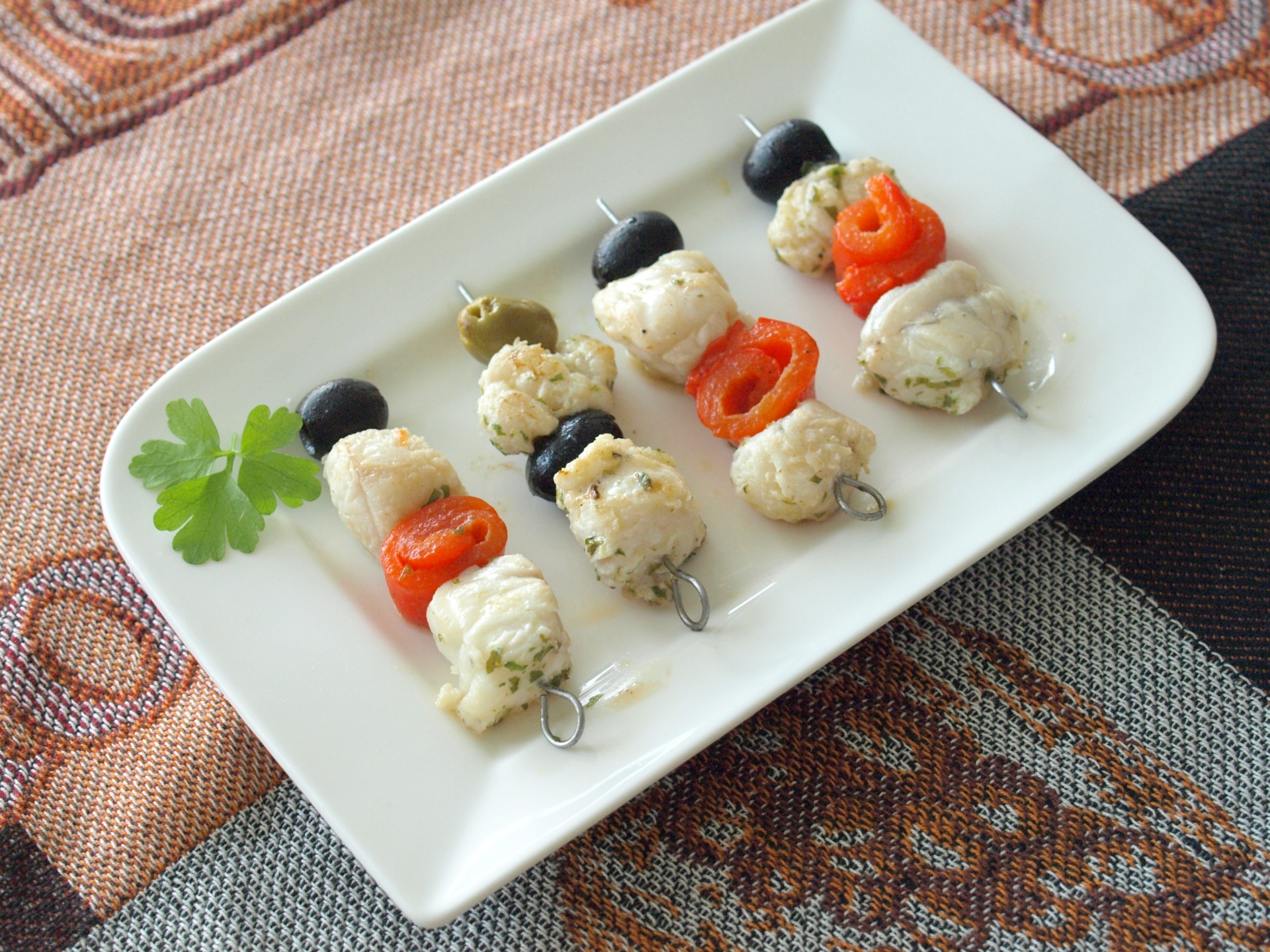 Seeteufelspiechen mit Paprika und Oliven