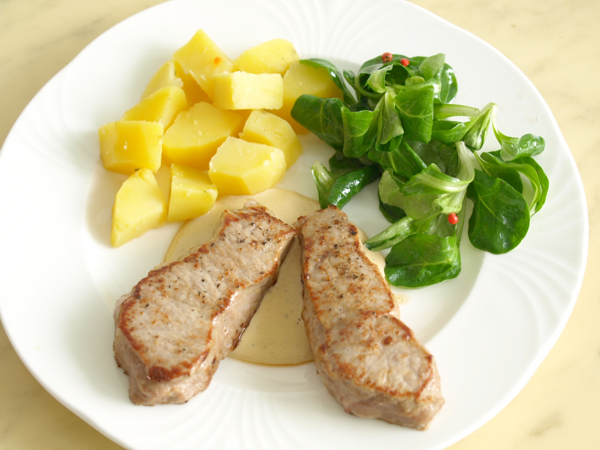 Kalbsrckensteak mit Meerrettichsauce und
              Kartoffeln
