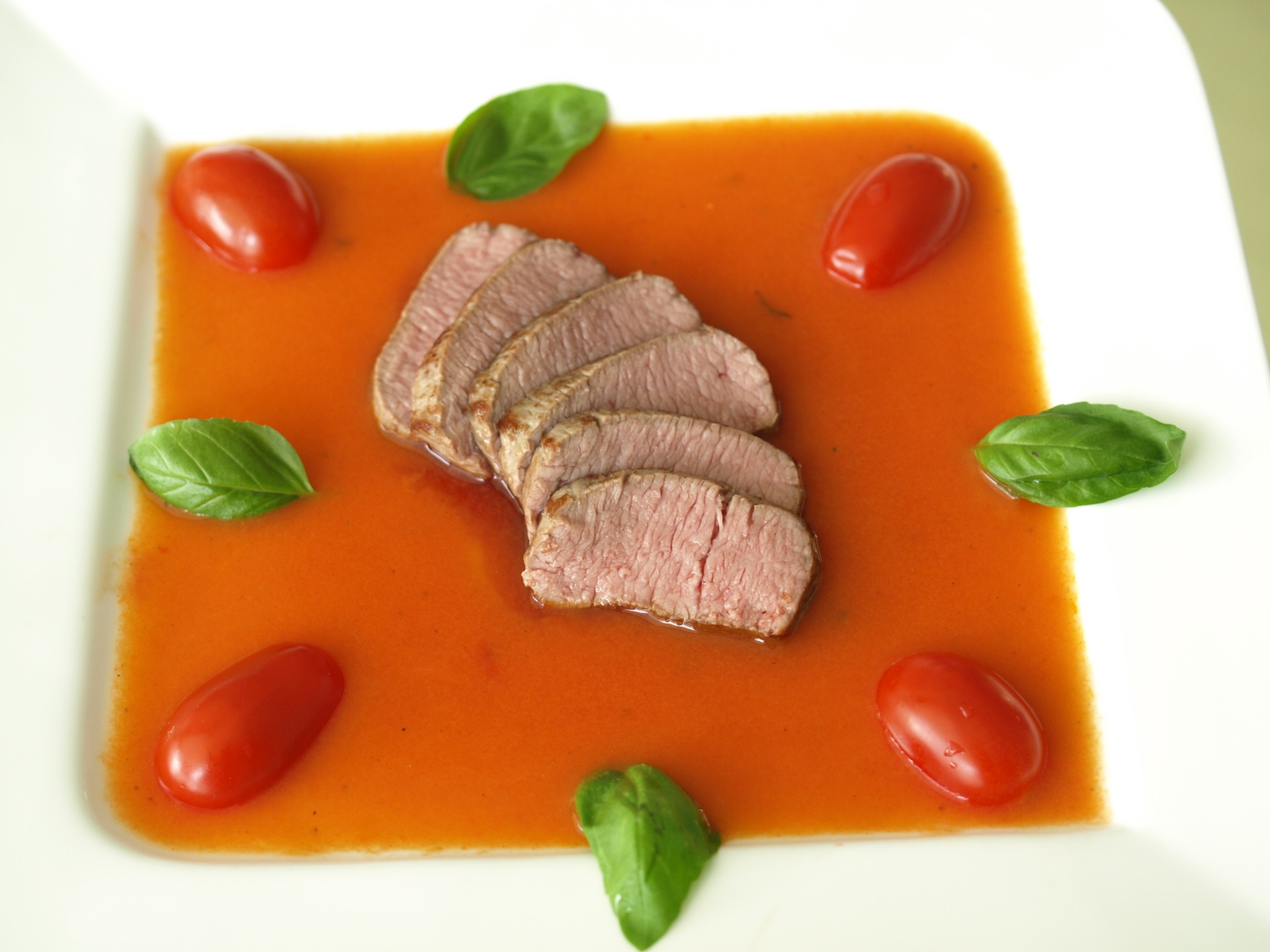 Lammlachse auf Tomatenessenz