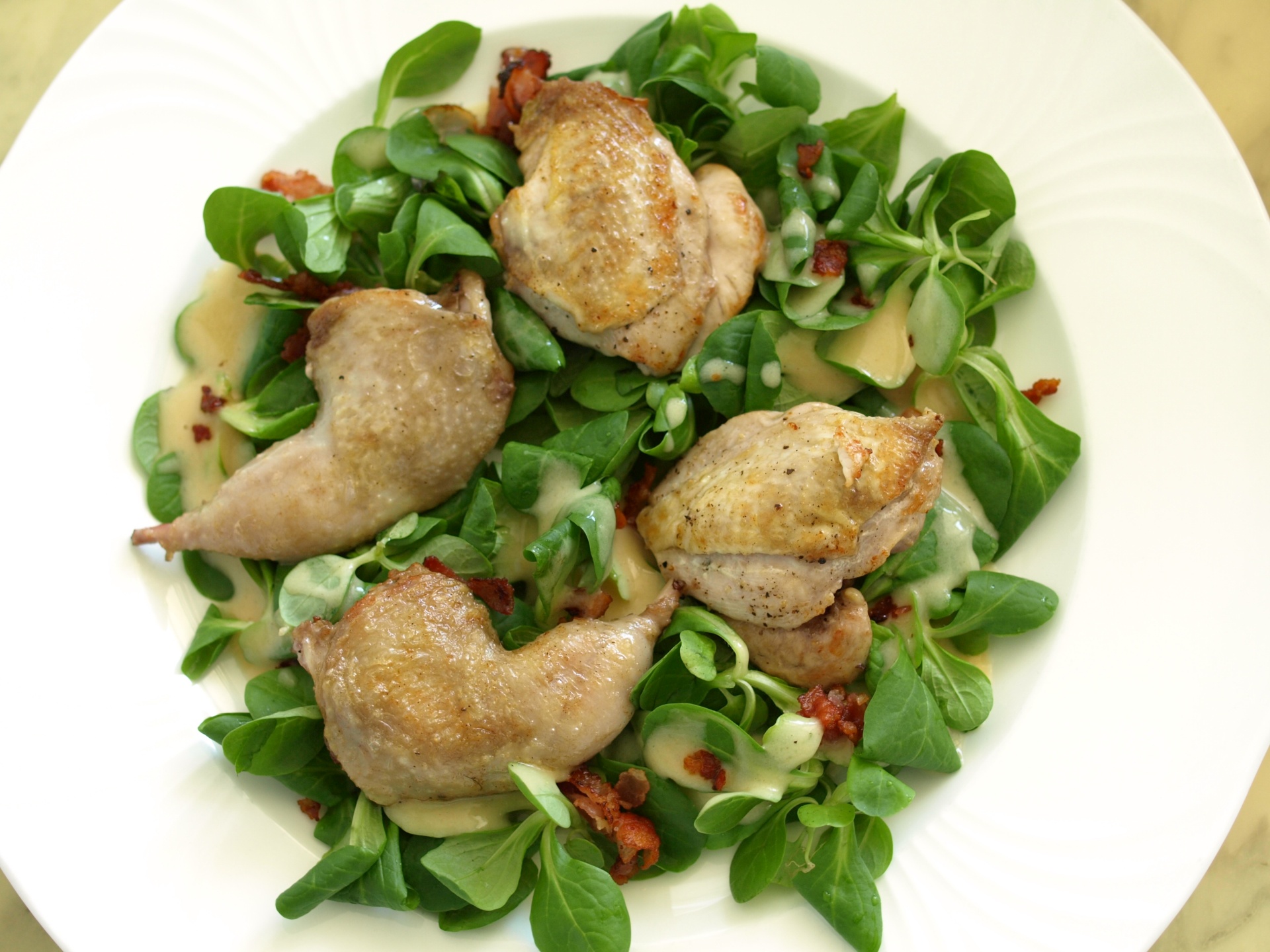 Feldsalat mit gebratener Wachtel an
              Kartoffeldressing