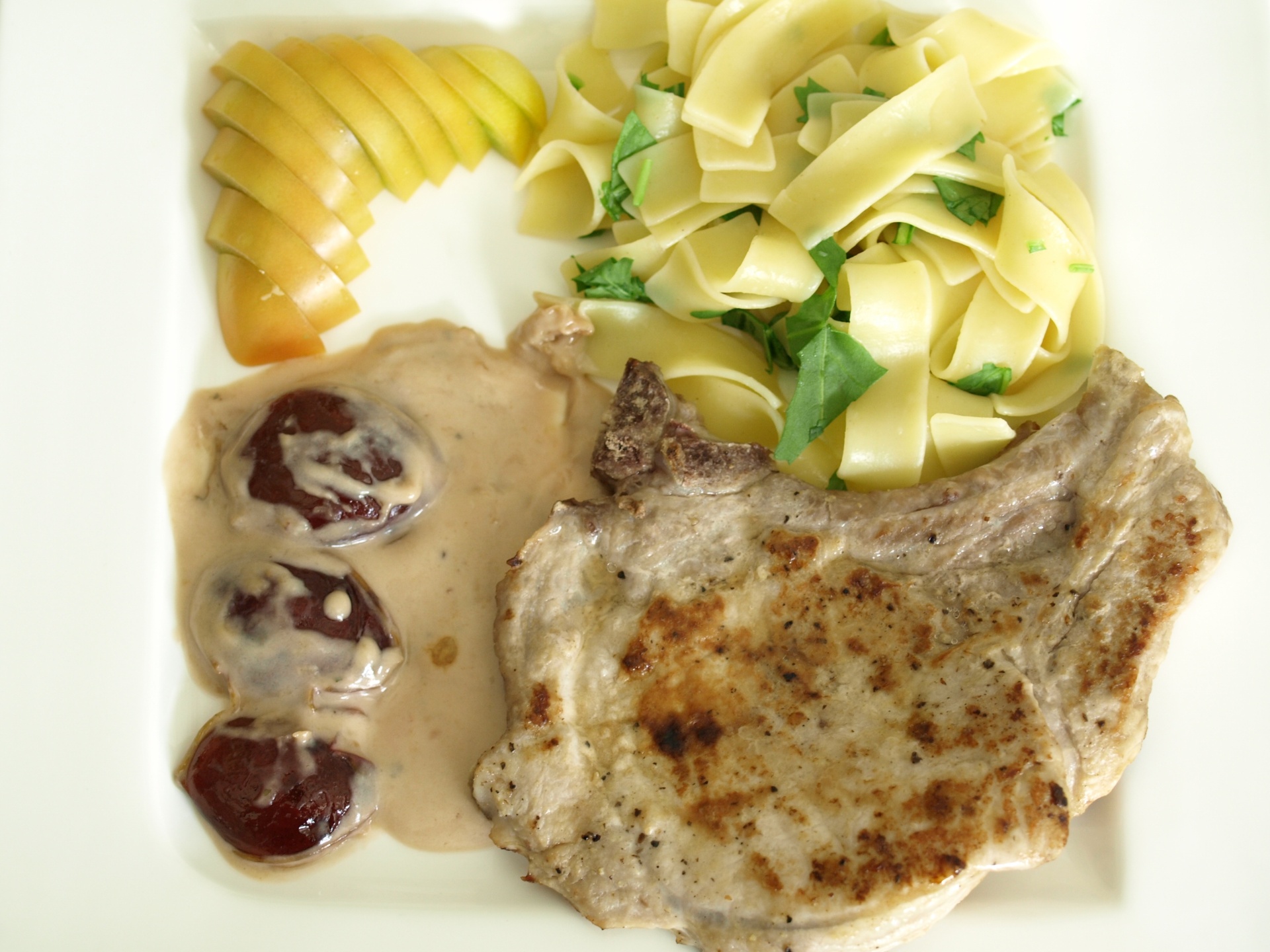 Schweinekotelett mit Zwetschgensauce und
              Rucola-Nudeln