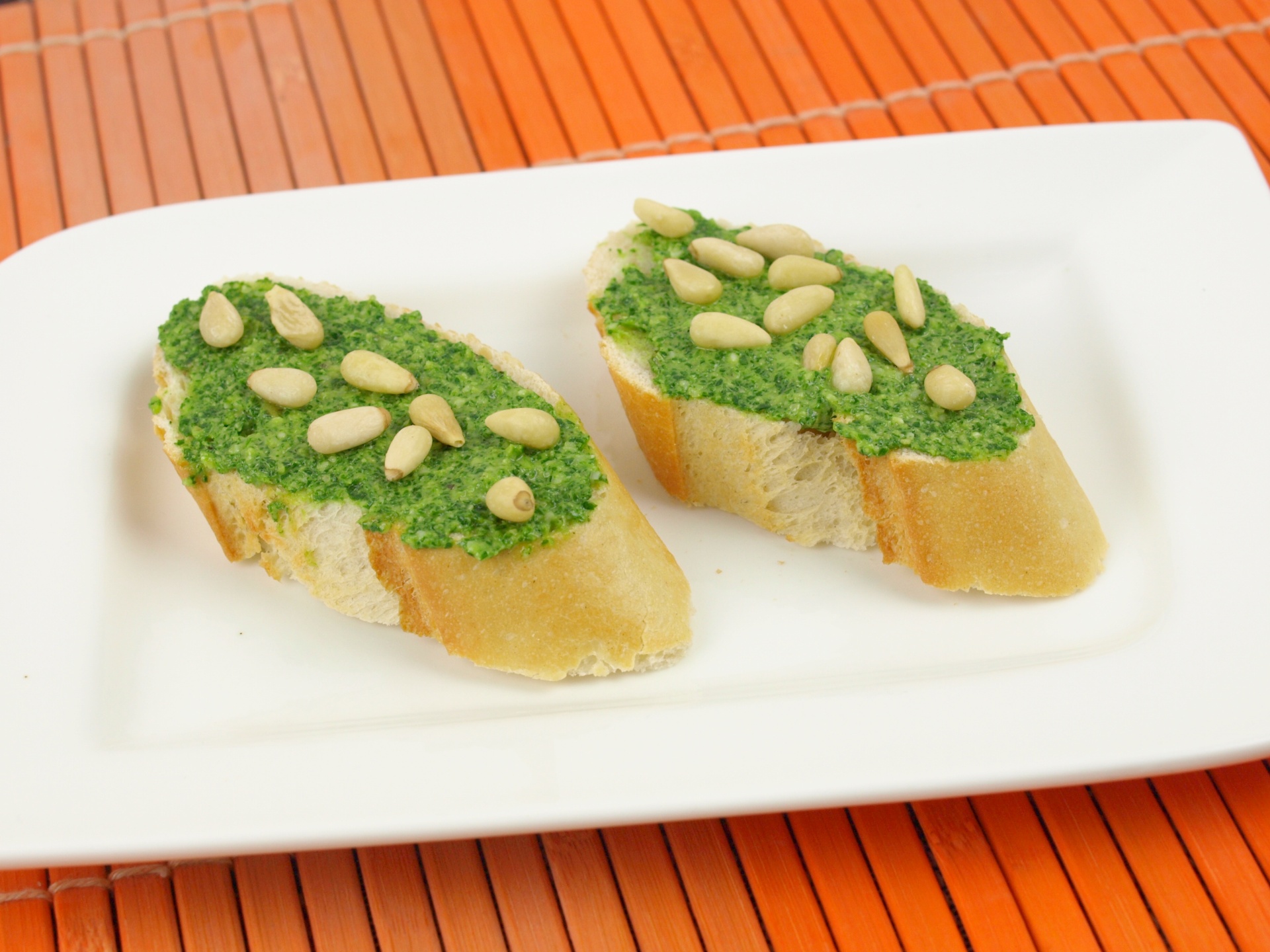 Canaps mit Rucola-Pesto und Pinienkernen