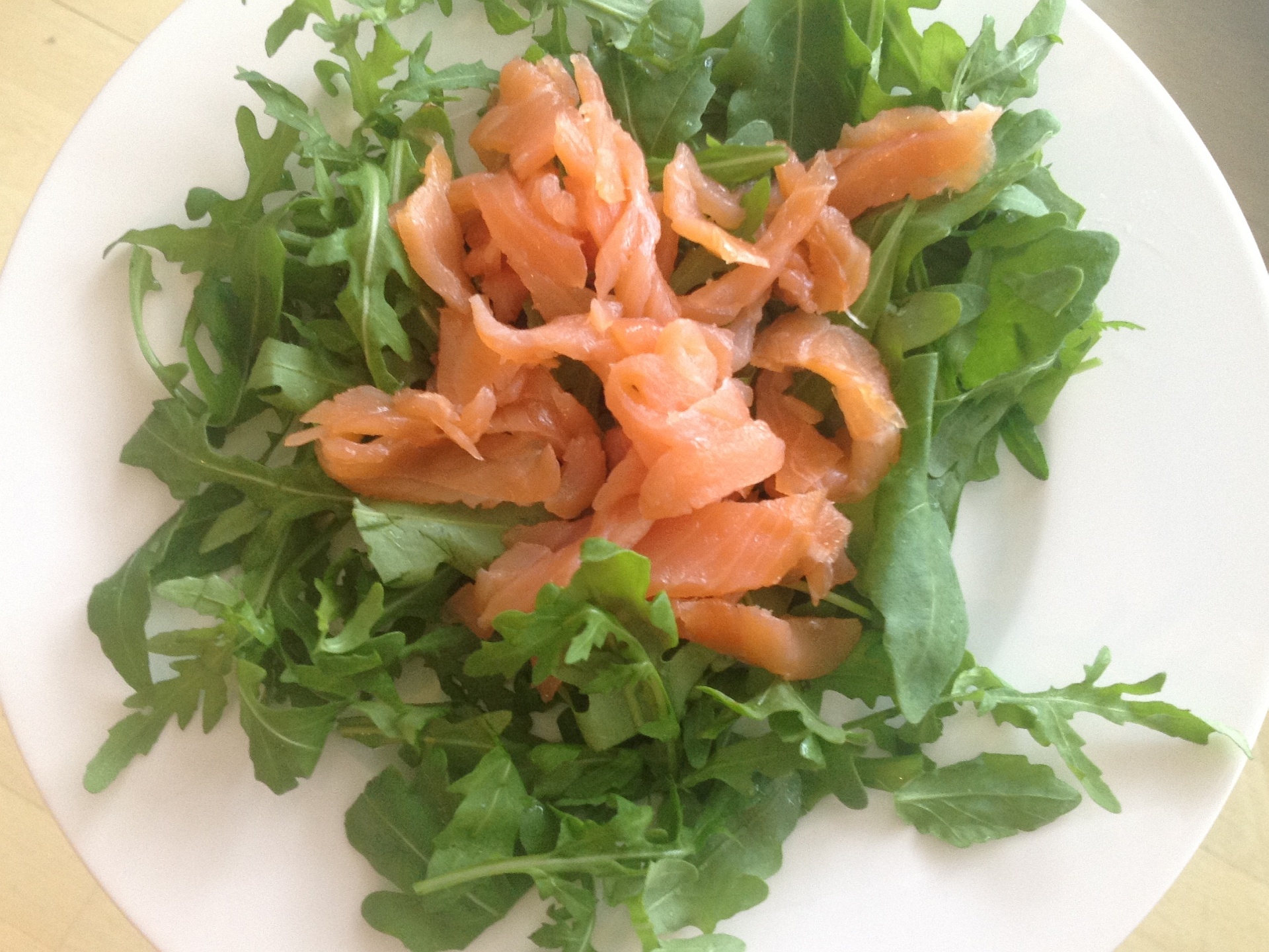 Rucola mit Rucherlachs und Zitronensauce