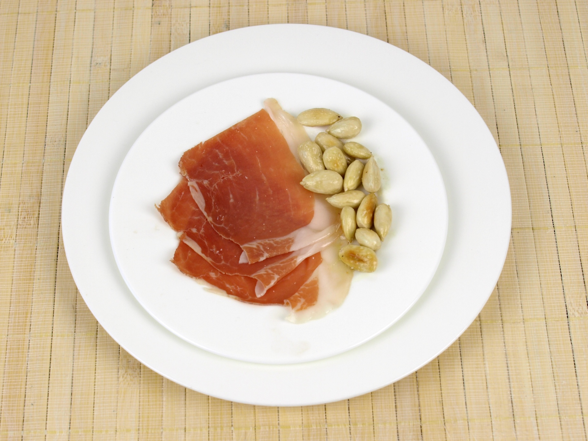 Serranoschinken mit Salzmandeln