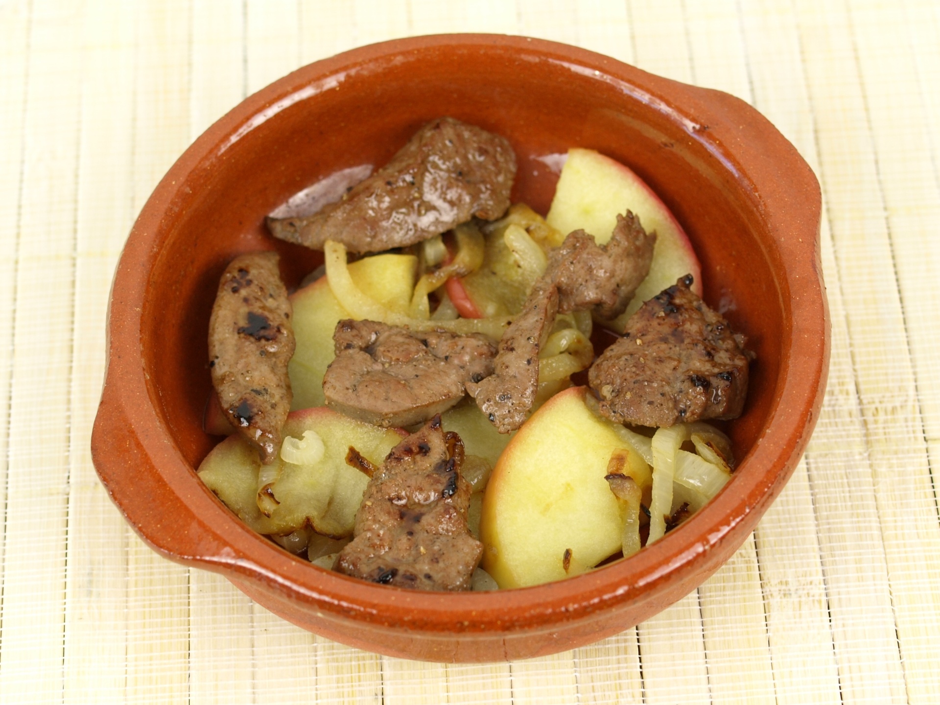 Kalbsleber mit Zwiebel und Apfel