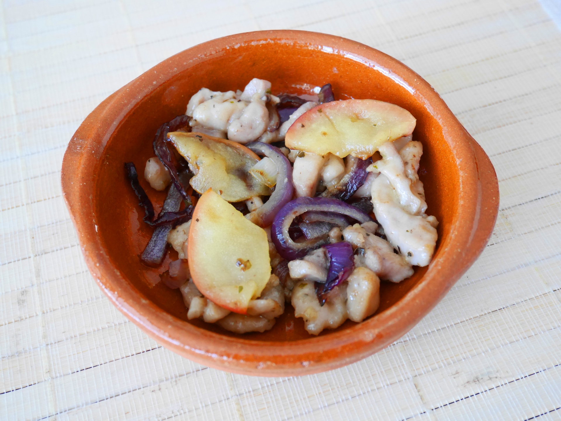 Huhn mit Zwiebel und Apfel