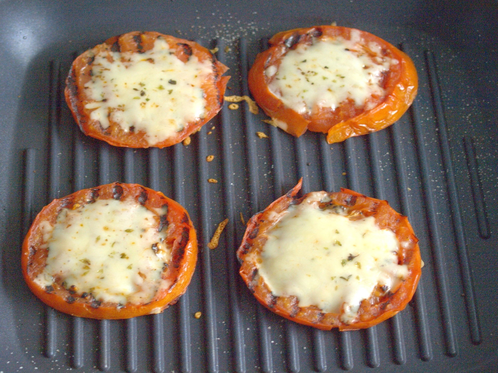 Gegrillte Tomatenscheiben, mit Kse
              berbacken