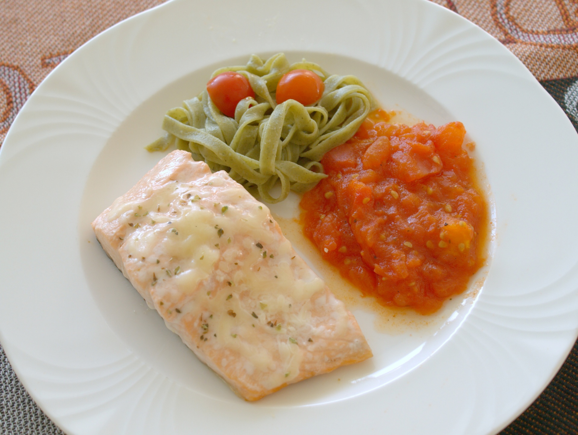 Gegrillter Lachs auf geschmolzenen Tomaten