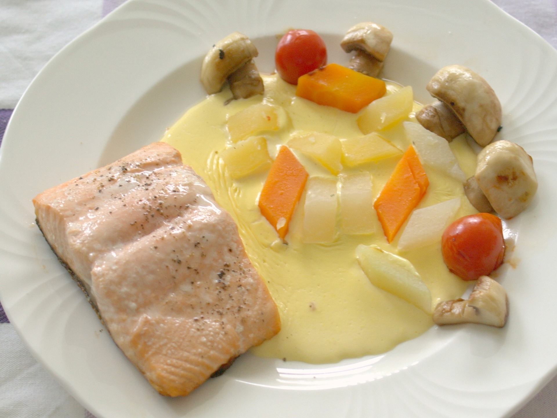 Gegrillter Lachs mit Sauce Hollandaise und
              Gemserauten
