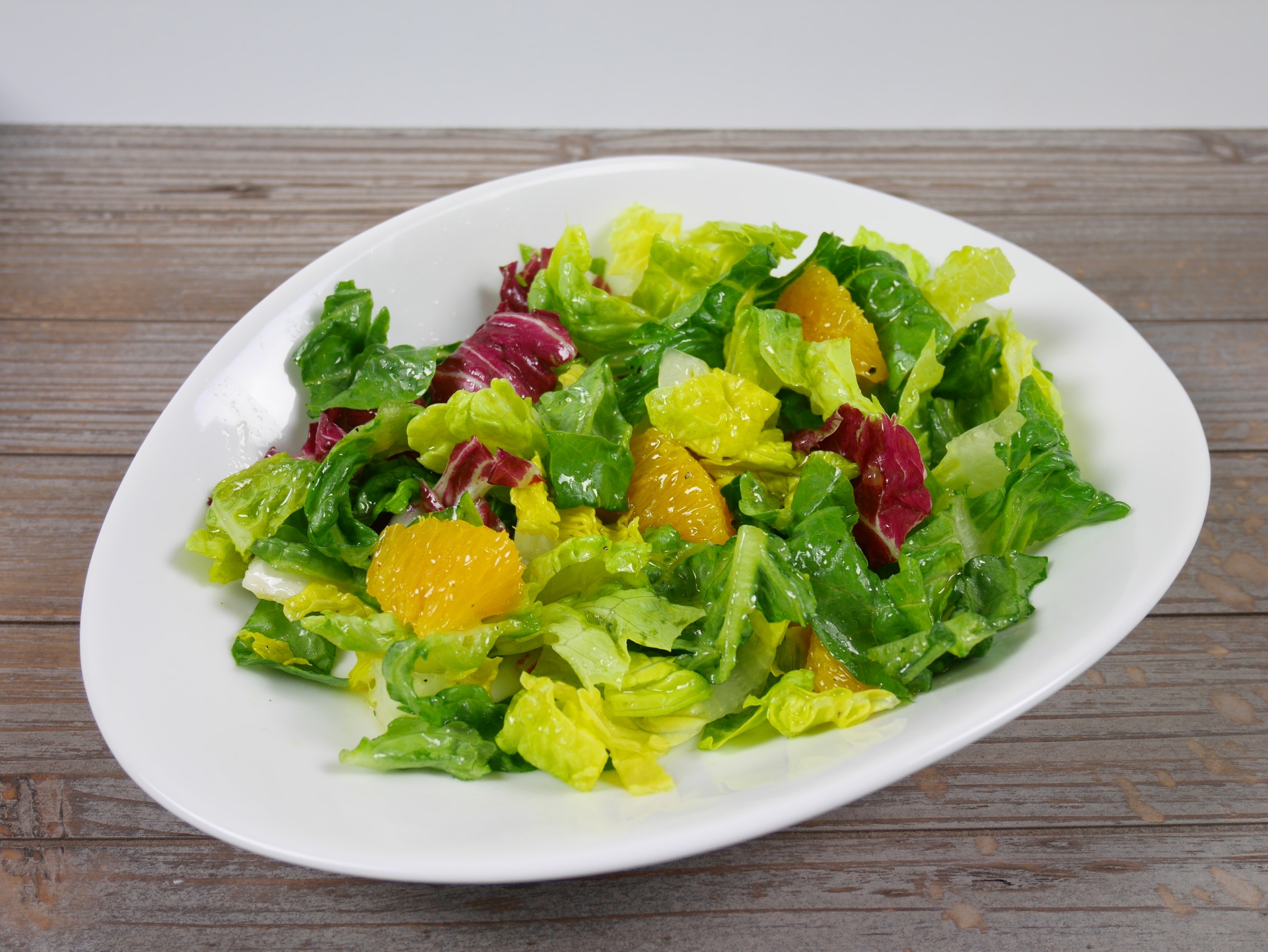Radicchio und Romanasalat mit Zitrusdressing