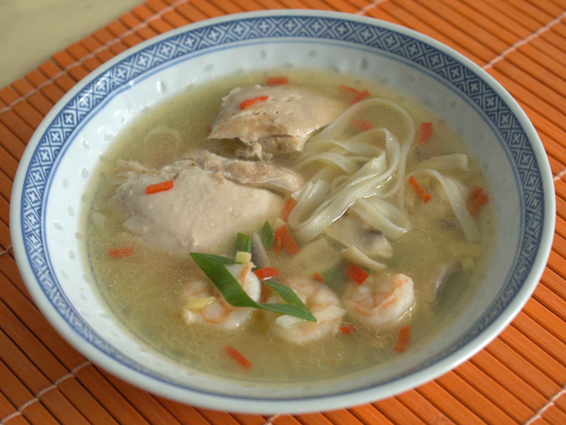 Asiatische Reisnudelsuppe