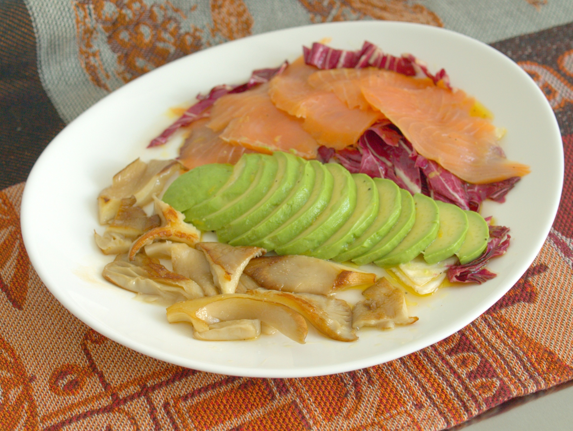Rucherlachs auf Radicchio, mit Avocado und
              Austernpilzen