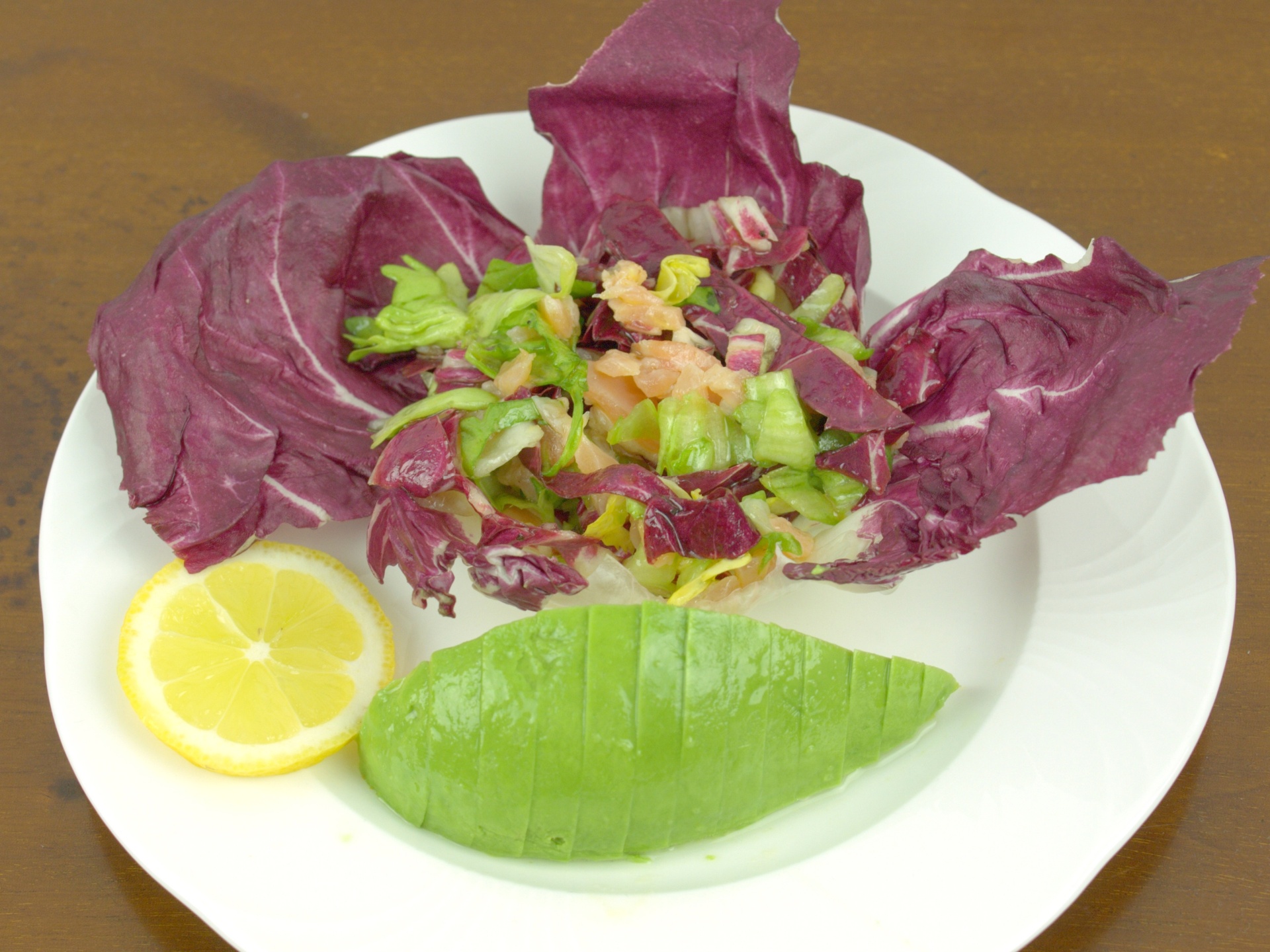 Rucherlachstartar mit Radicchio und Avocado