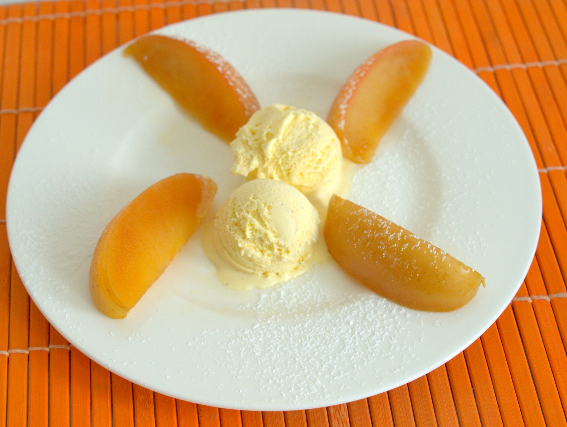 Eis mit karamellisierten Apfelspalten
