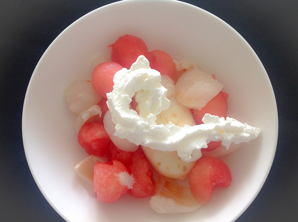 Kokos-Eis mit Melonenkugeln und Lychees