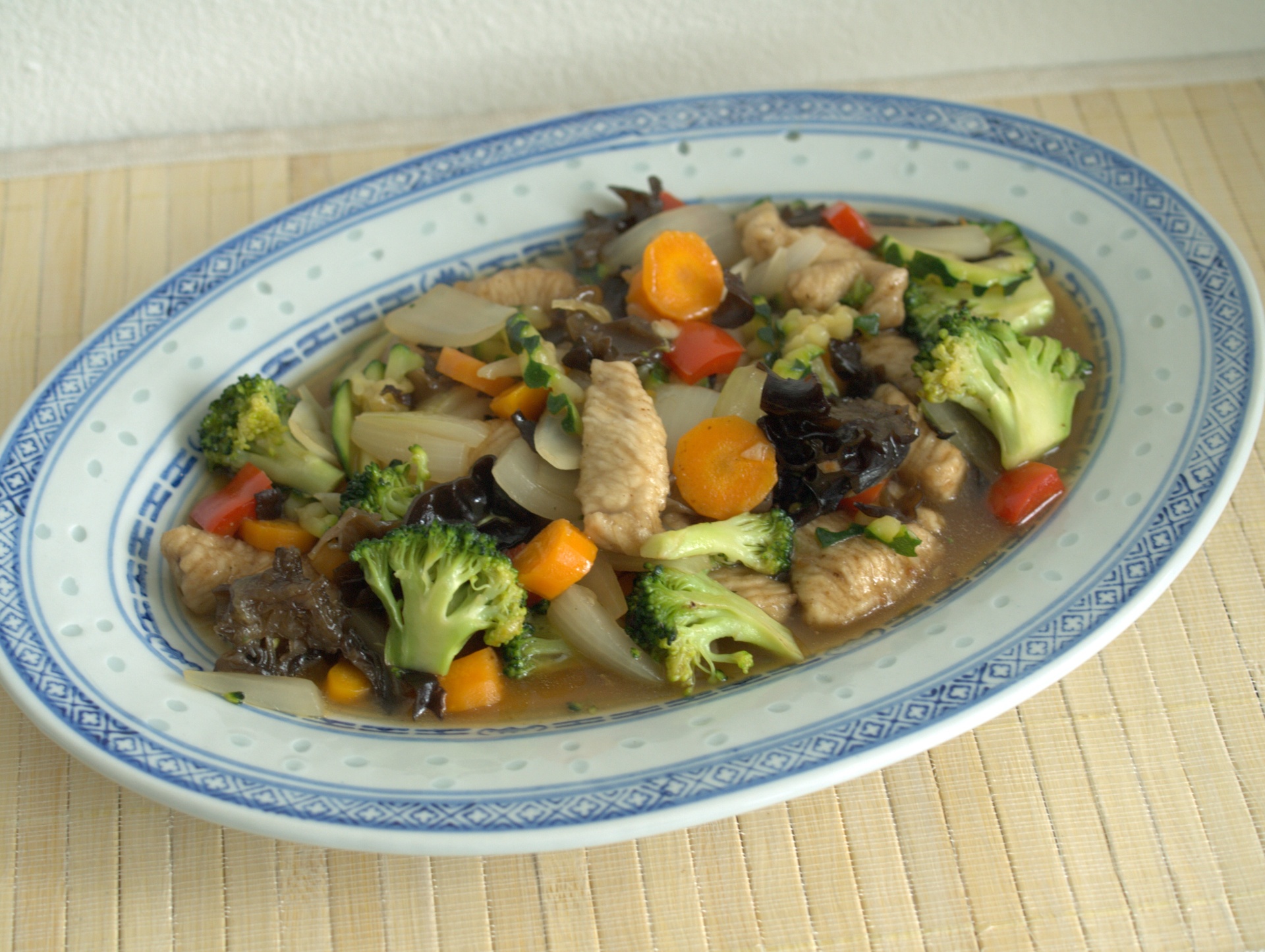 Putenwrfel mit Paprika und Broccoli
