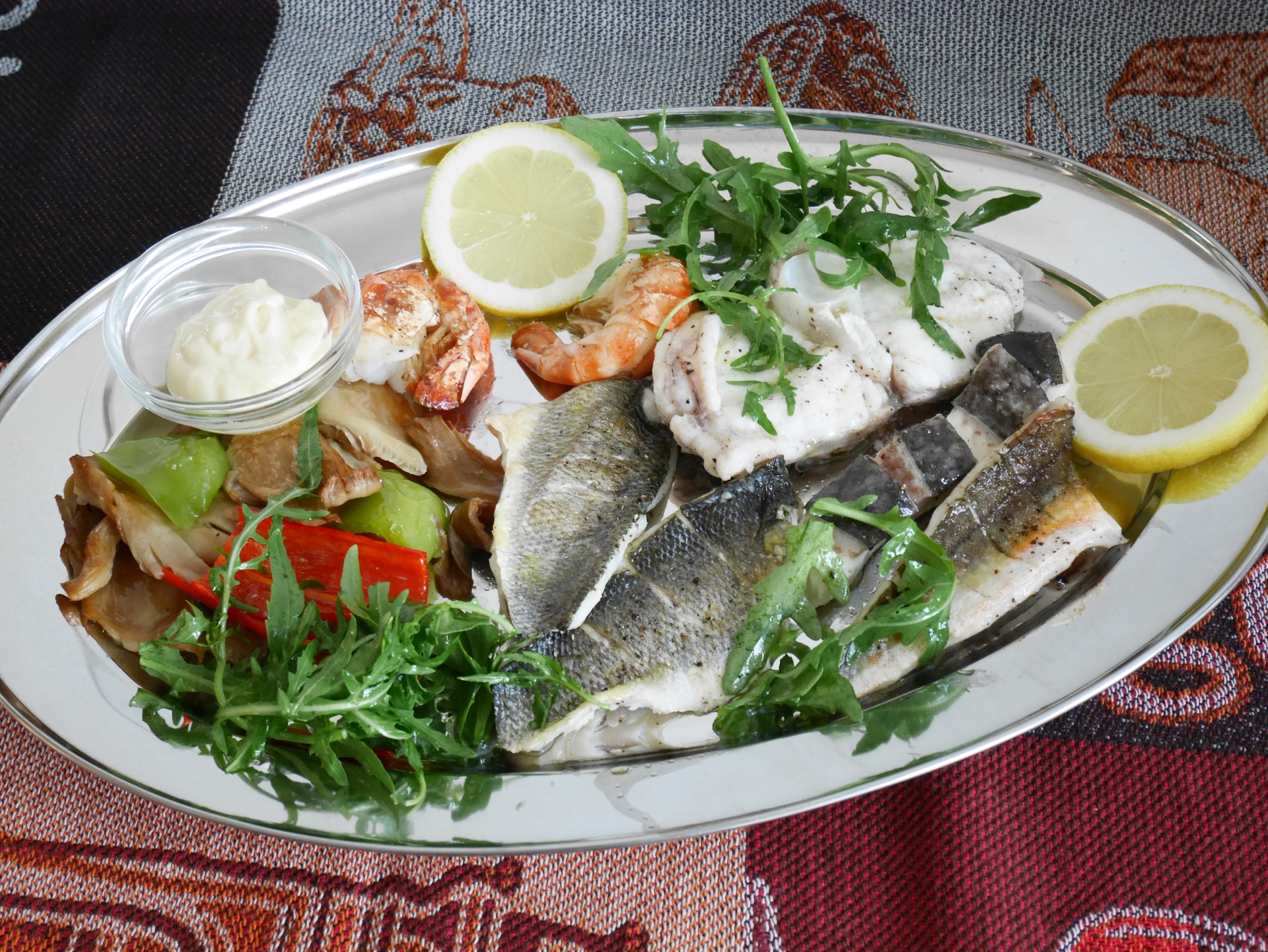 Gemischte Fische aus dem Backofen mit Rucola
              und Aioli
