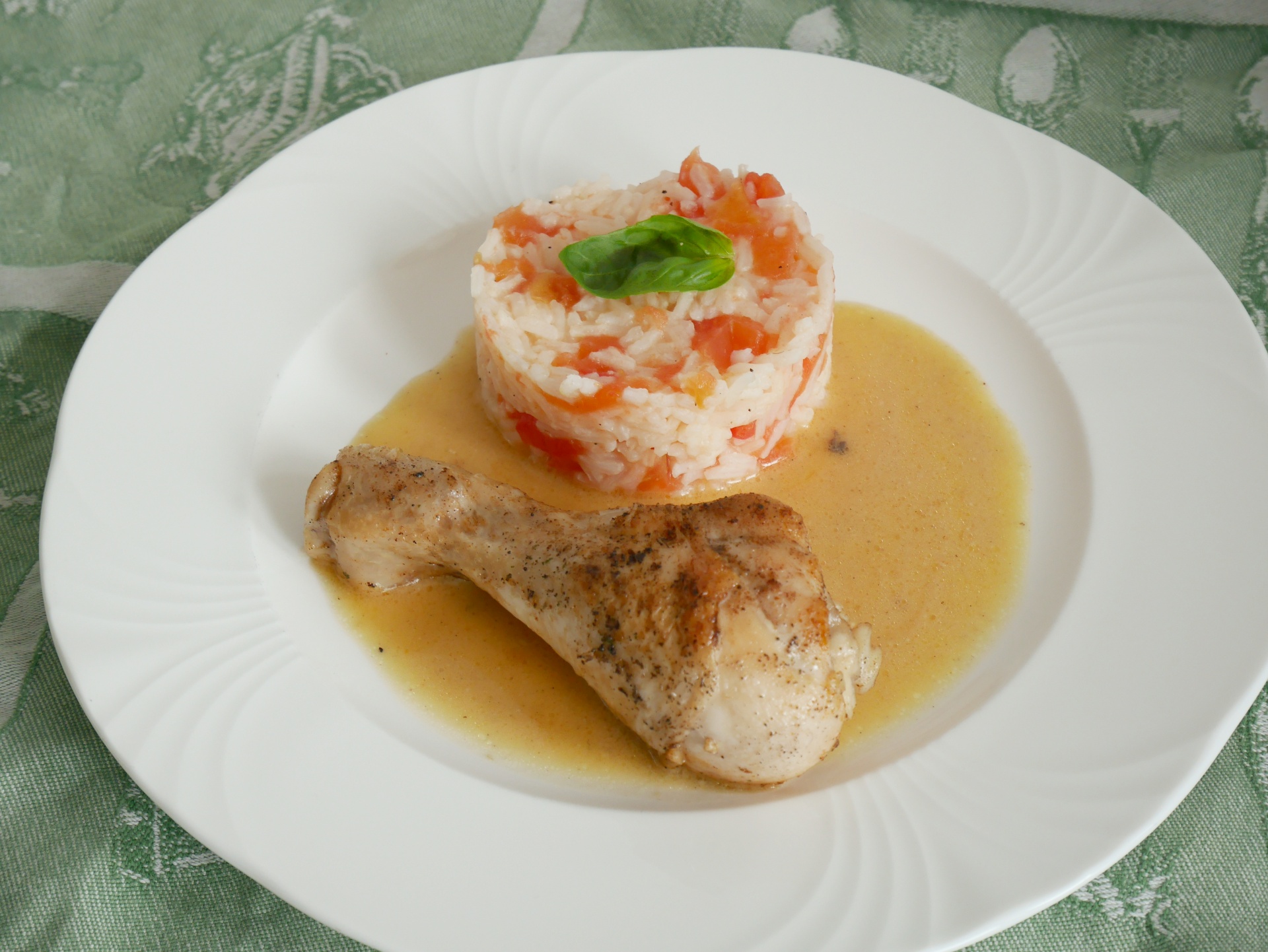 Hhnchenunterschenkel aus der Pfanne mit
              Tomatenreis