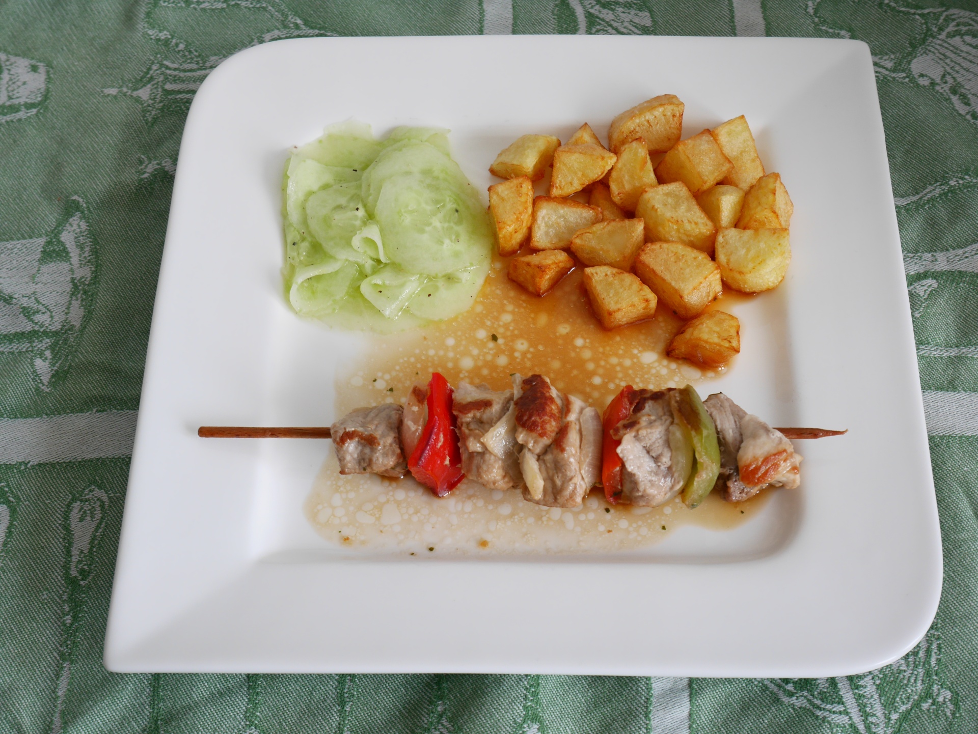 Schaschlik mit frittierten Kartoffeln und
              bayrischem Gurkensalat