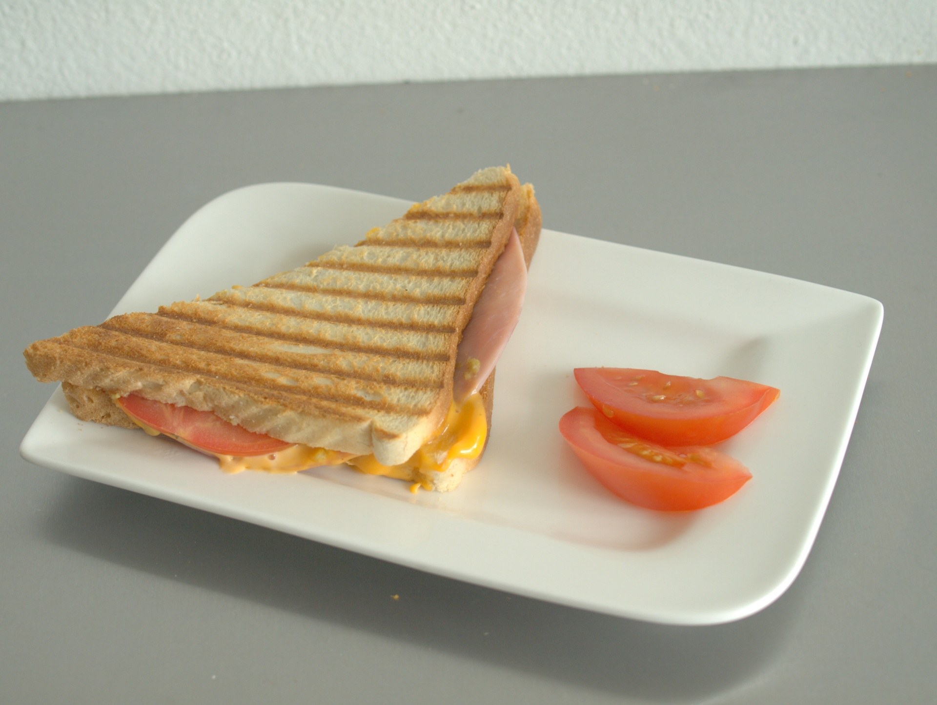 Panini mit Olivenpesto und Schinken