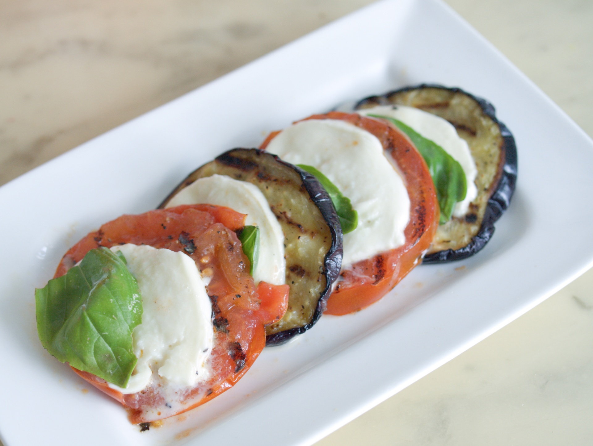 Gegrillte Auberginen- und Tomatenscheiben mit
              Mozzarella