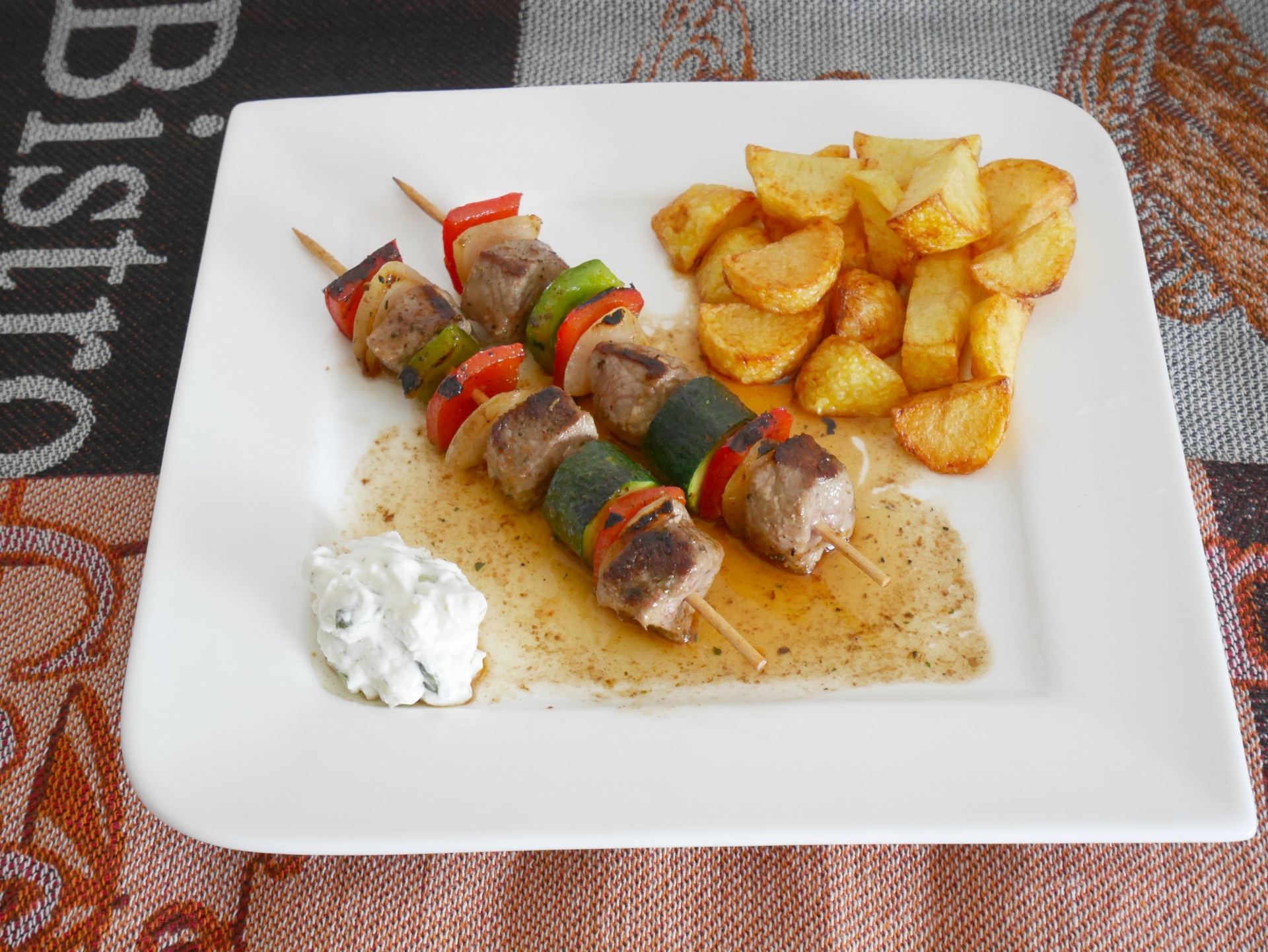 Lammspiee mit frittierten Kartoffeln und
              Tsatsiki