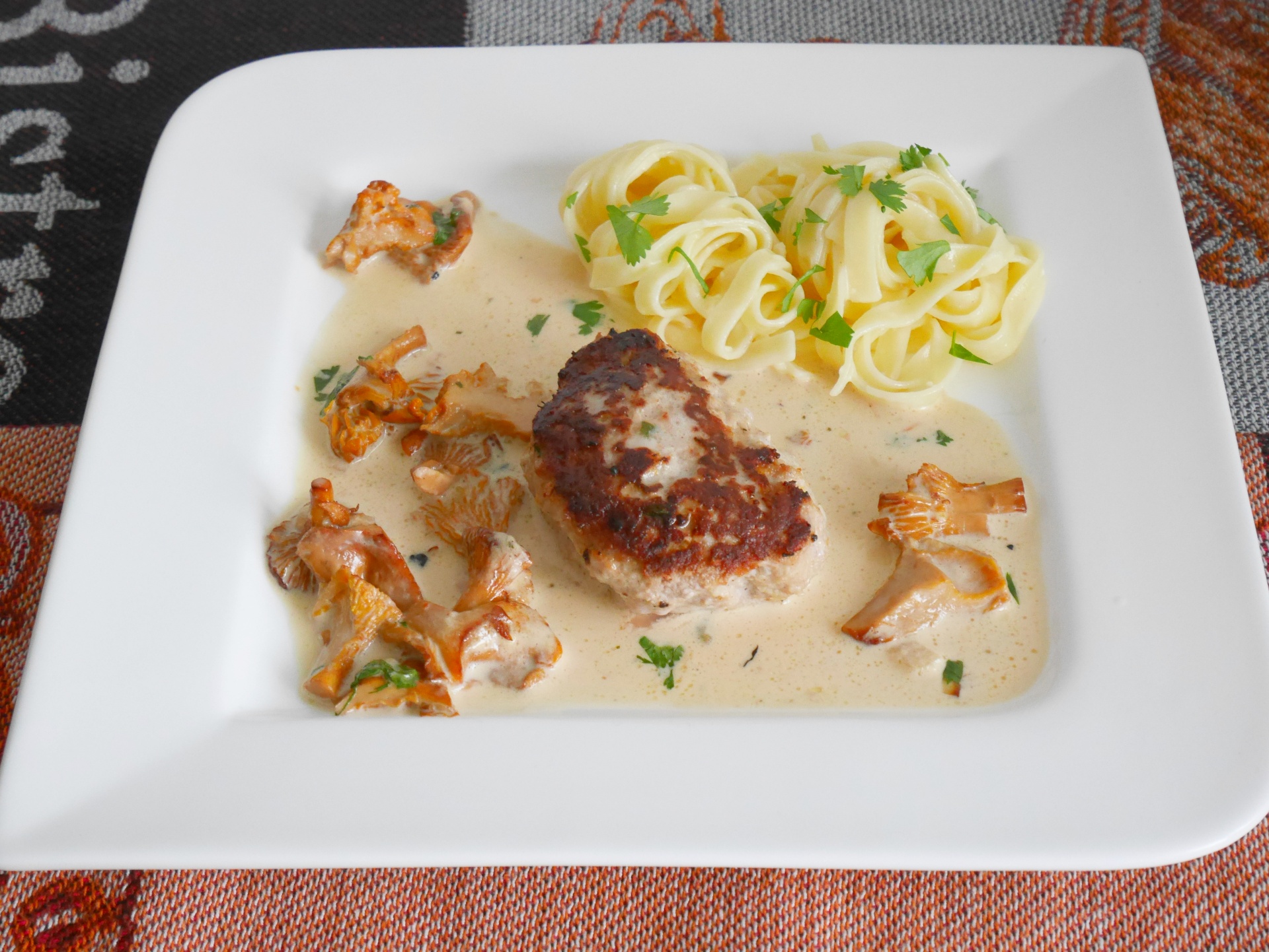Kalbfleischpflanzerl auf Pfifferlingrahm
