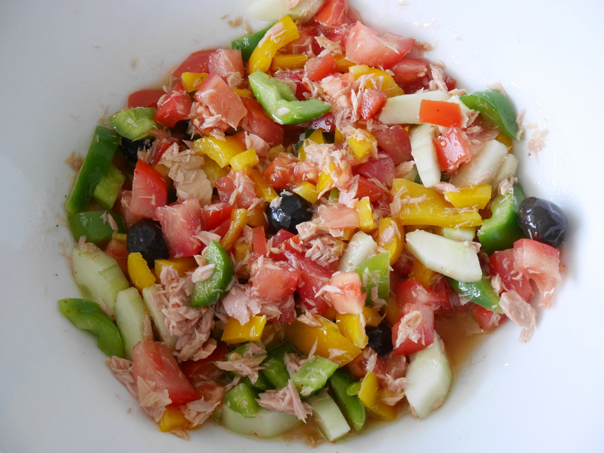 Thunfischsalat mit Tomaten, Paprika, Gurke und
              Oliven
