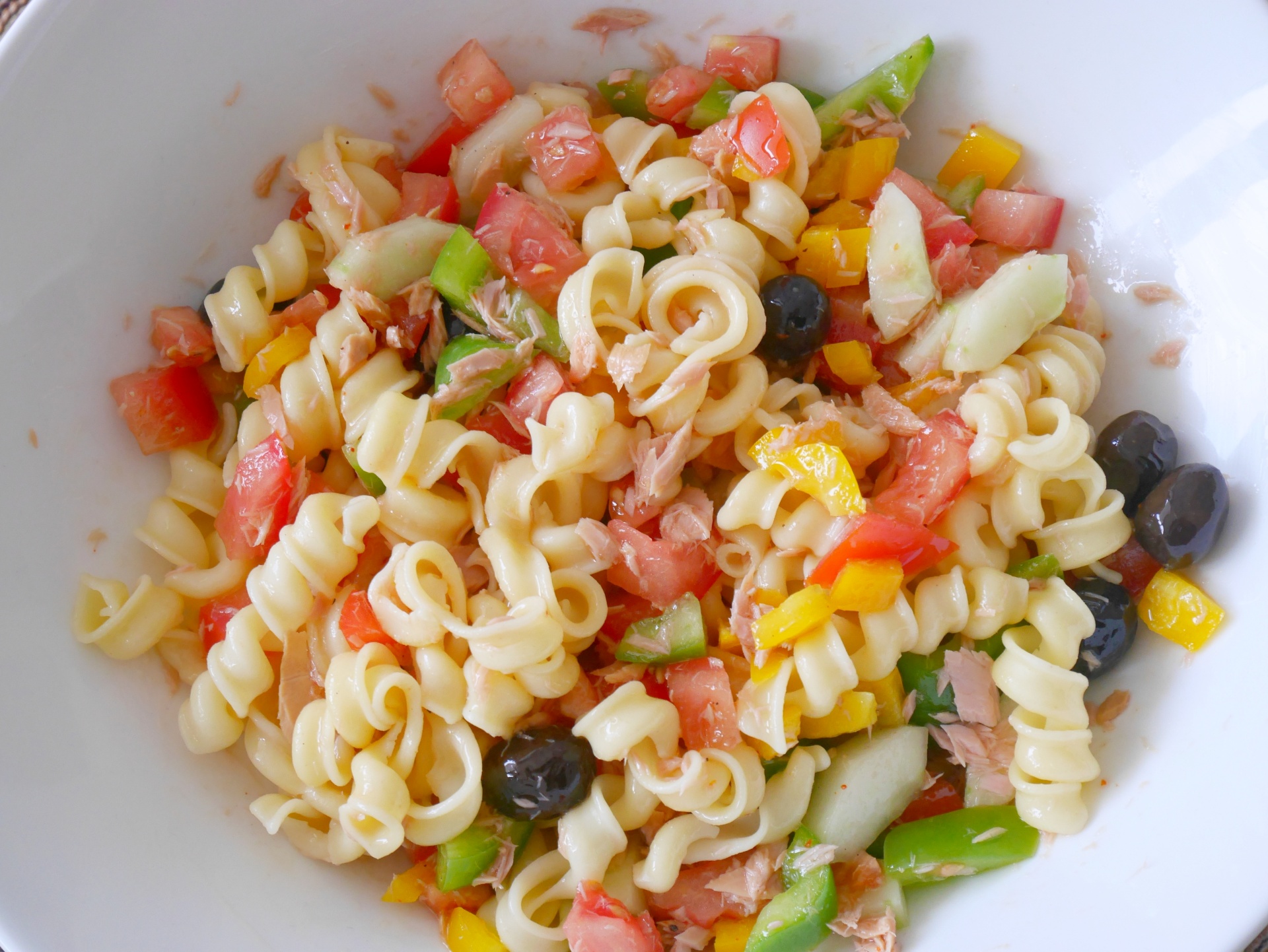 Nudelsalat mit Thunfisch, Tomaten, Paprika, Gurke und Oliven