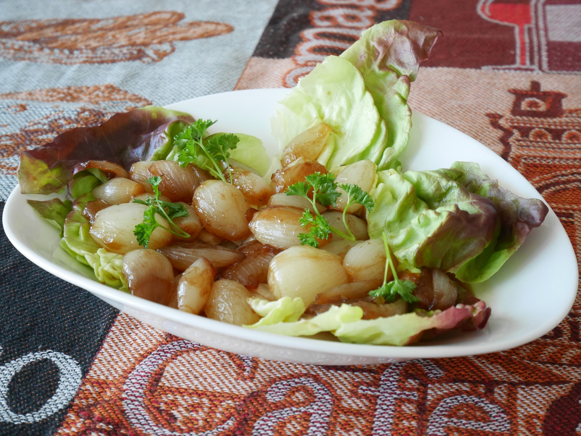 Karamellisierte Perlzwiebeln in mediterraner
              Marinade