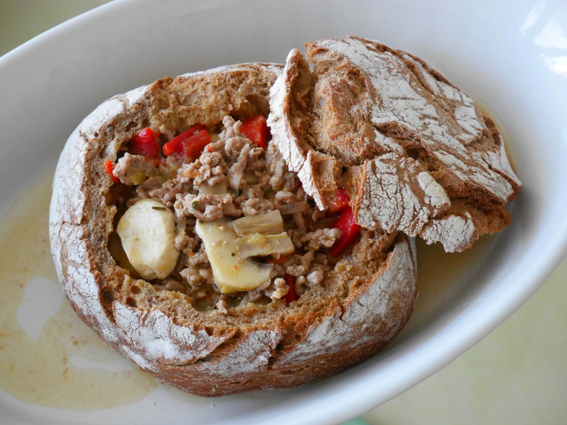 Hackfleischsuppe, im Brot serviert
