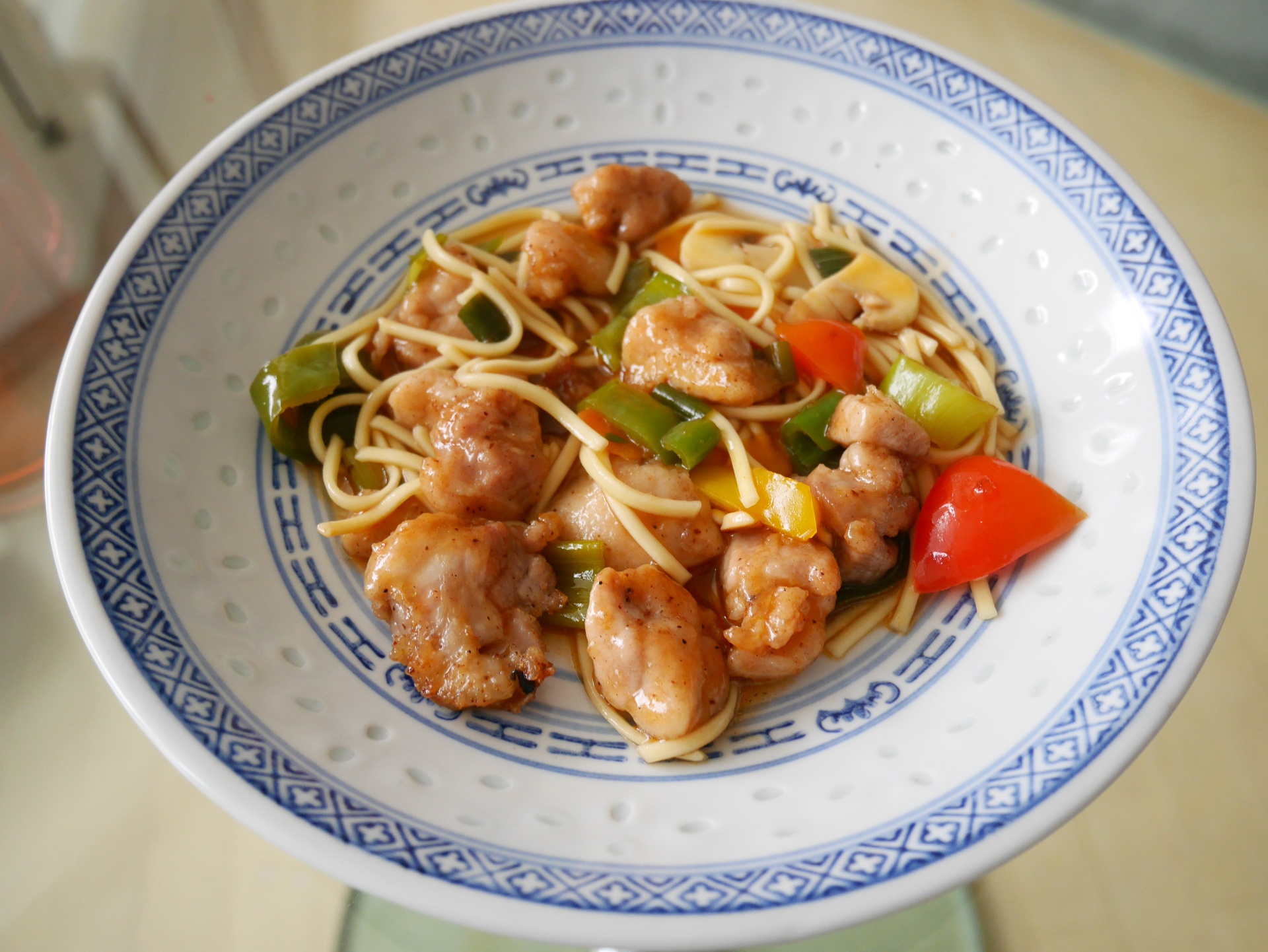 Hhnchenfleisch s-sauer mit Wok-Nudeln