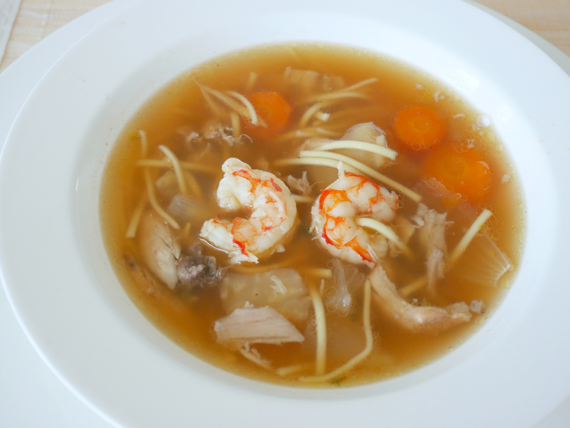 Asiatische Nudelsuppe mit Huhn und Garnelen