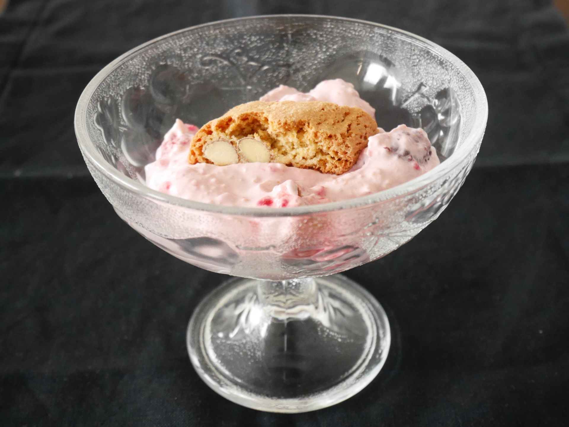 Beerenquark mit Mascarpone und Cantuccini