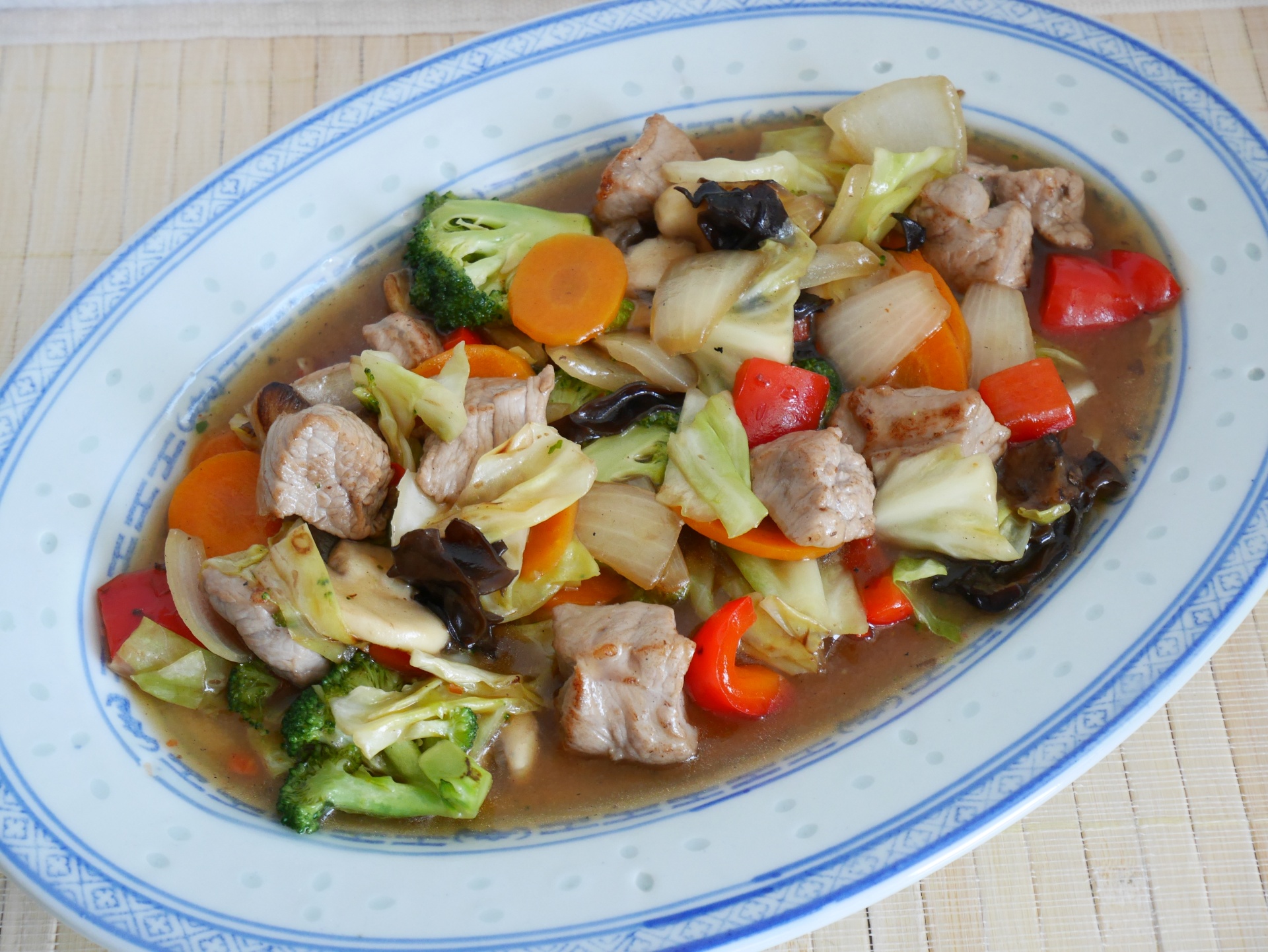 Kalbfleischwrfel mit Gemse aus dem Wok