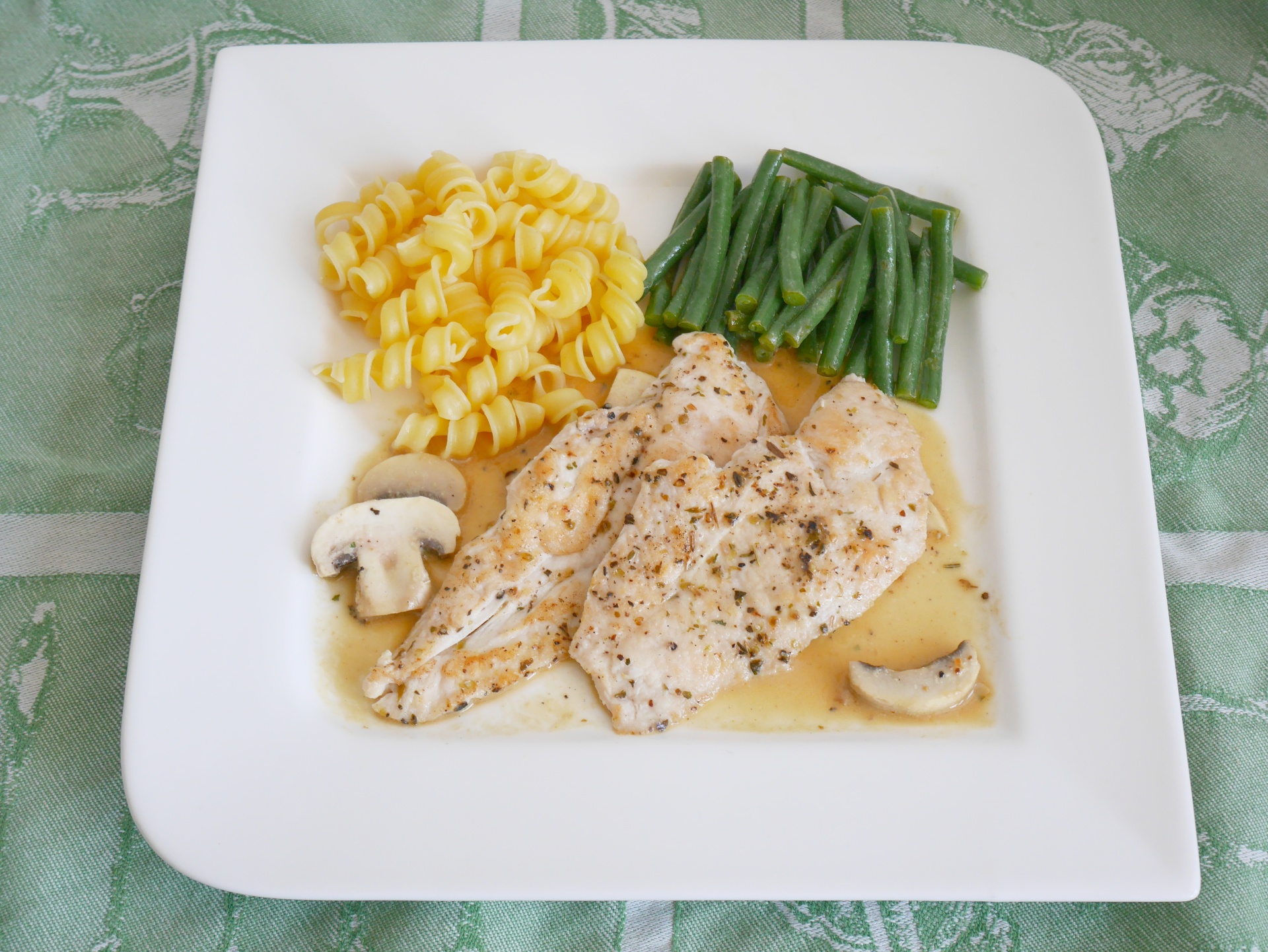 Hhnchenschnitzel mit Rollini und Bohnensalat
