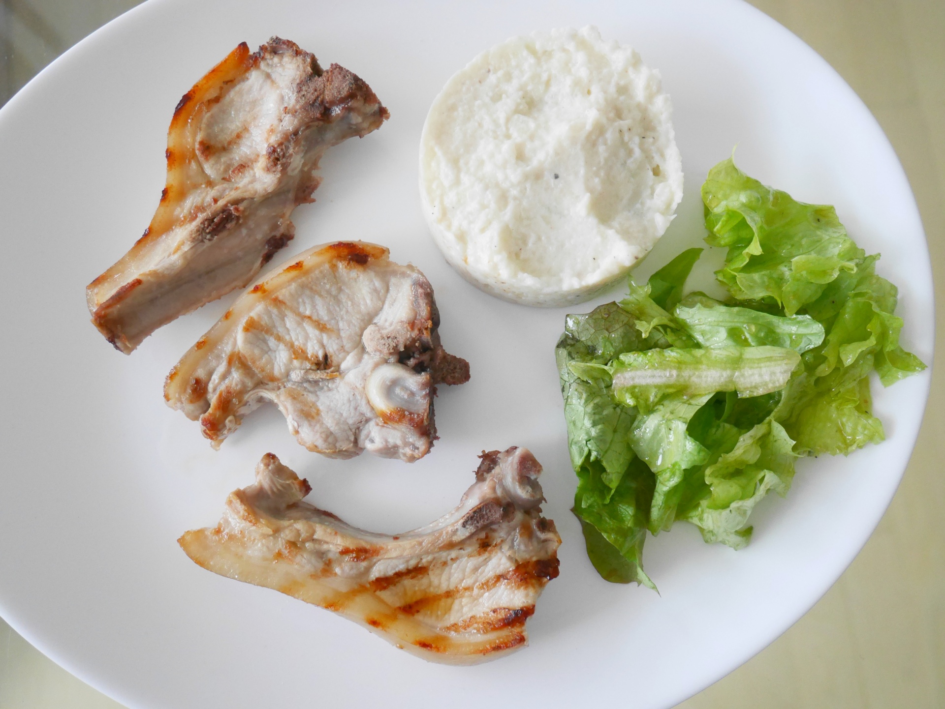 Gegrillte Spanferkelkoteletts mit
              Blumenkohlpree