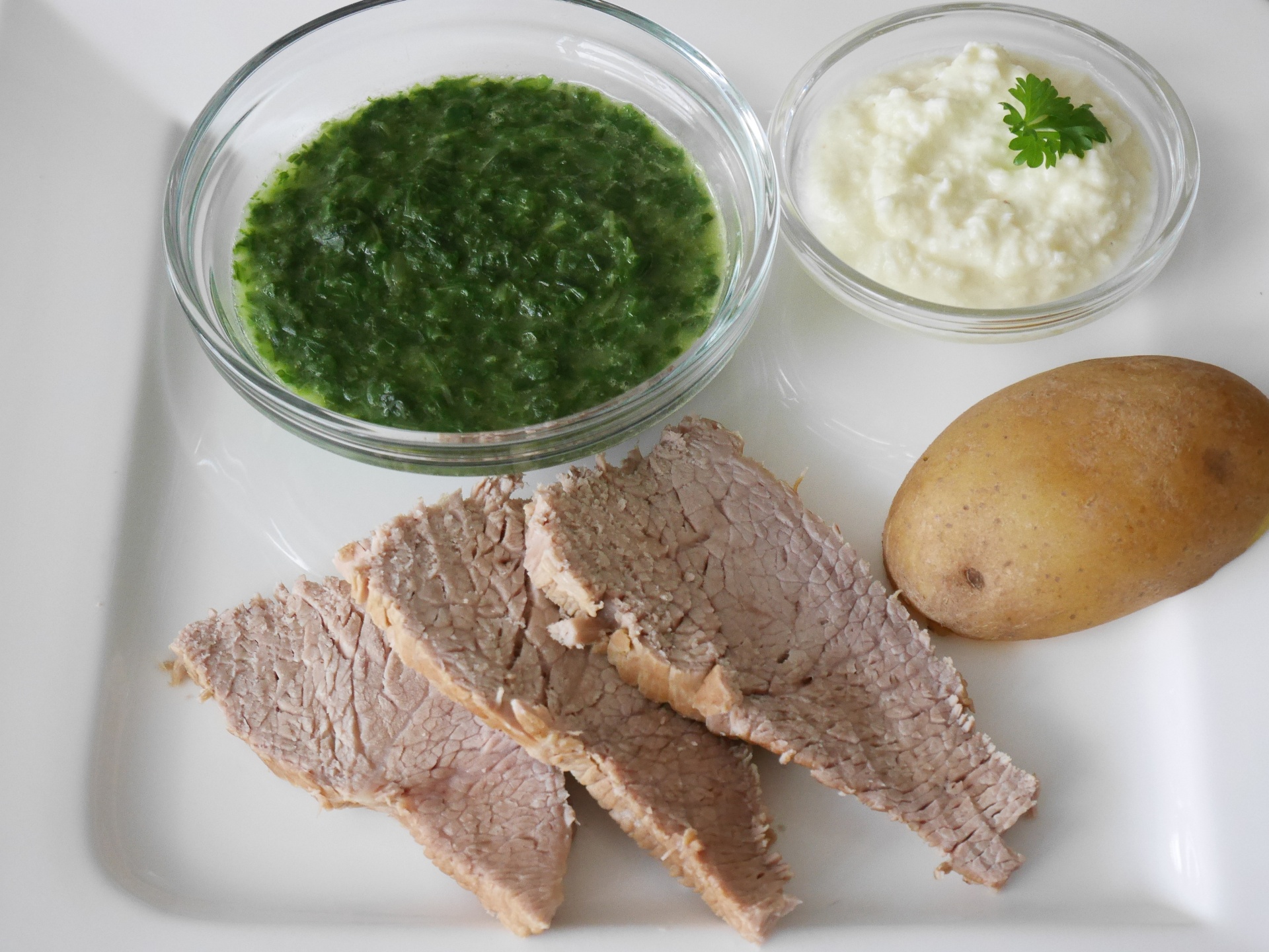 Kalbstafelspitz mit Apfelkren, Pellkartoffeln
              und Rahmspinat