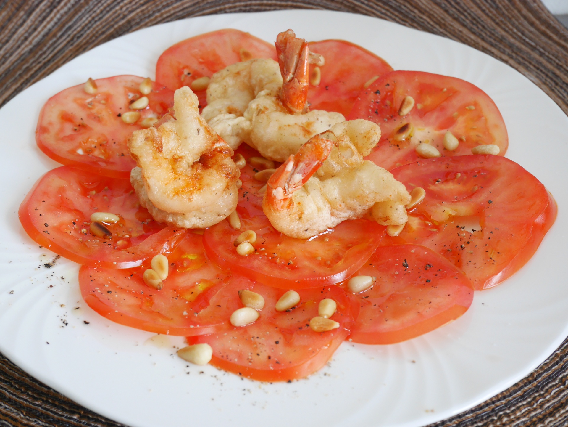 Garnelen im Backteig auf Tomatencarpaccio